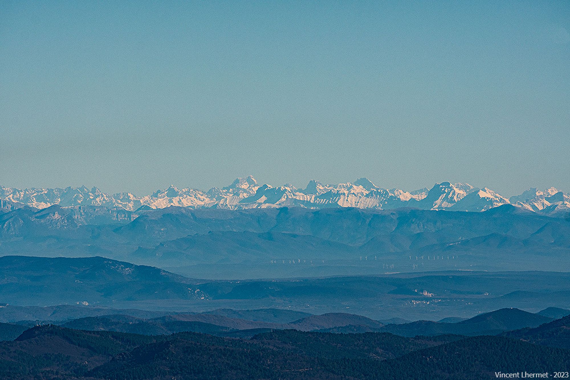 Vue sur la vallée du Rhône et les Alpes du Sud depuis l'Aigoual