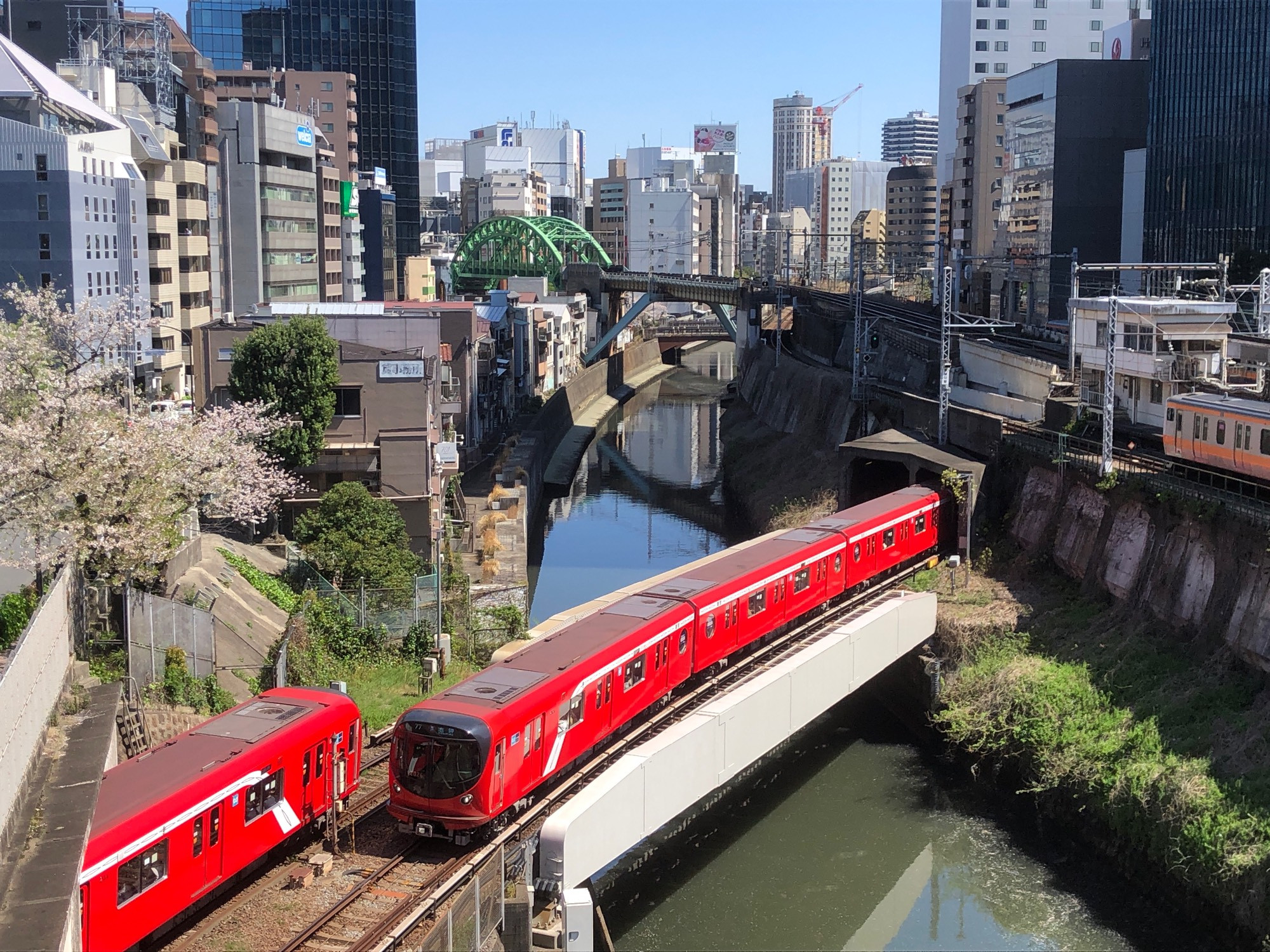 御茶ノ水駅周辺にて
東京メトロ丸の内線の離合