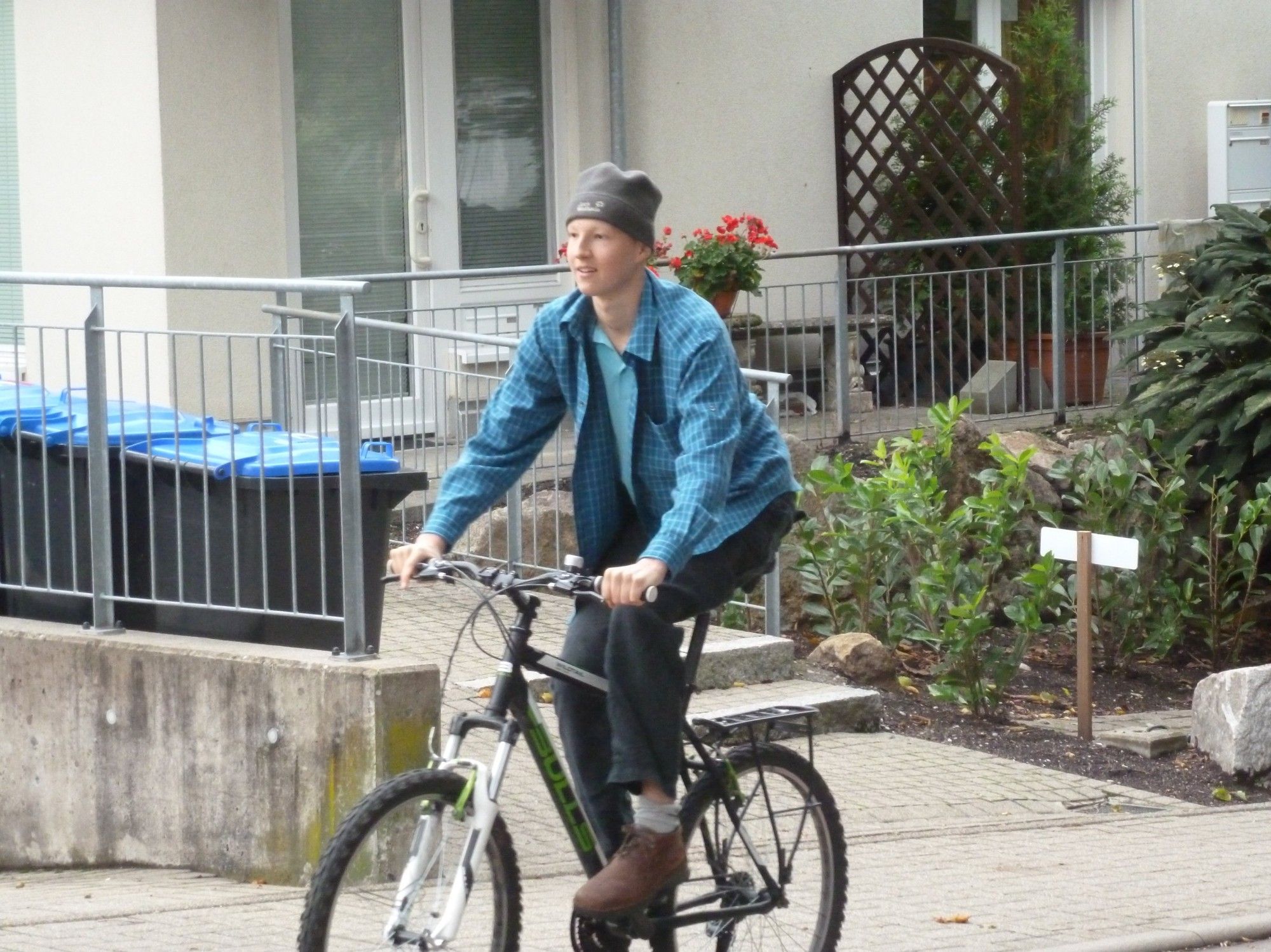 Das 2. Bild zeigt den Augenblick, wo ich erstmals wieder auf dem Sattel sitze und mich frei fortbewegen konnte. Nach Monaten im Rollstuhl, war das für mich ein unbeschreibliches Freiheitsgefühl. Das Fahrrad ist seitdem mehr als bloß ein Fortbewegungsmittel. Es ist tief mit meiner Krankheitsgeschichte verbunden und verkörpert den Neuanfang, den ich damals in Angriff nahm. Ich unternahm monatelange Rucksackreisen, lange Wanderungen und kletterte auf einen Berg in 6000m Höhe und all das mit einer Tumorprothese im Bein, wo zu Beginn nicht klar, war ob ich je wieder normal laufen werden würde. Dass das nun alles doch möglich ist, dass ich von Rückfällen verschont blieb und momentan so gesund und fit wie noch nie in meinem Leben bin, dafür bin ich jeden Tag dankbar. 
(2/3)