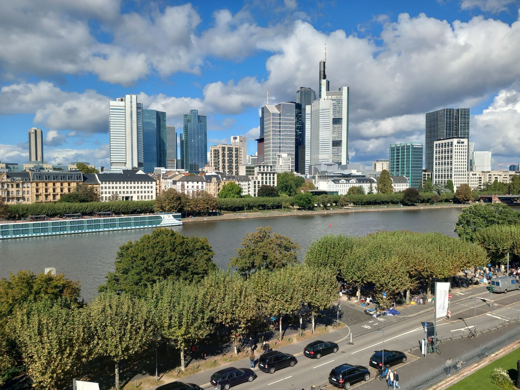 Blick von der Städel-Dachterrasse auf die Frankfurter Skyline und den Main.