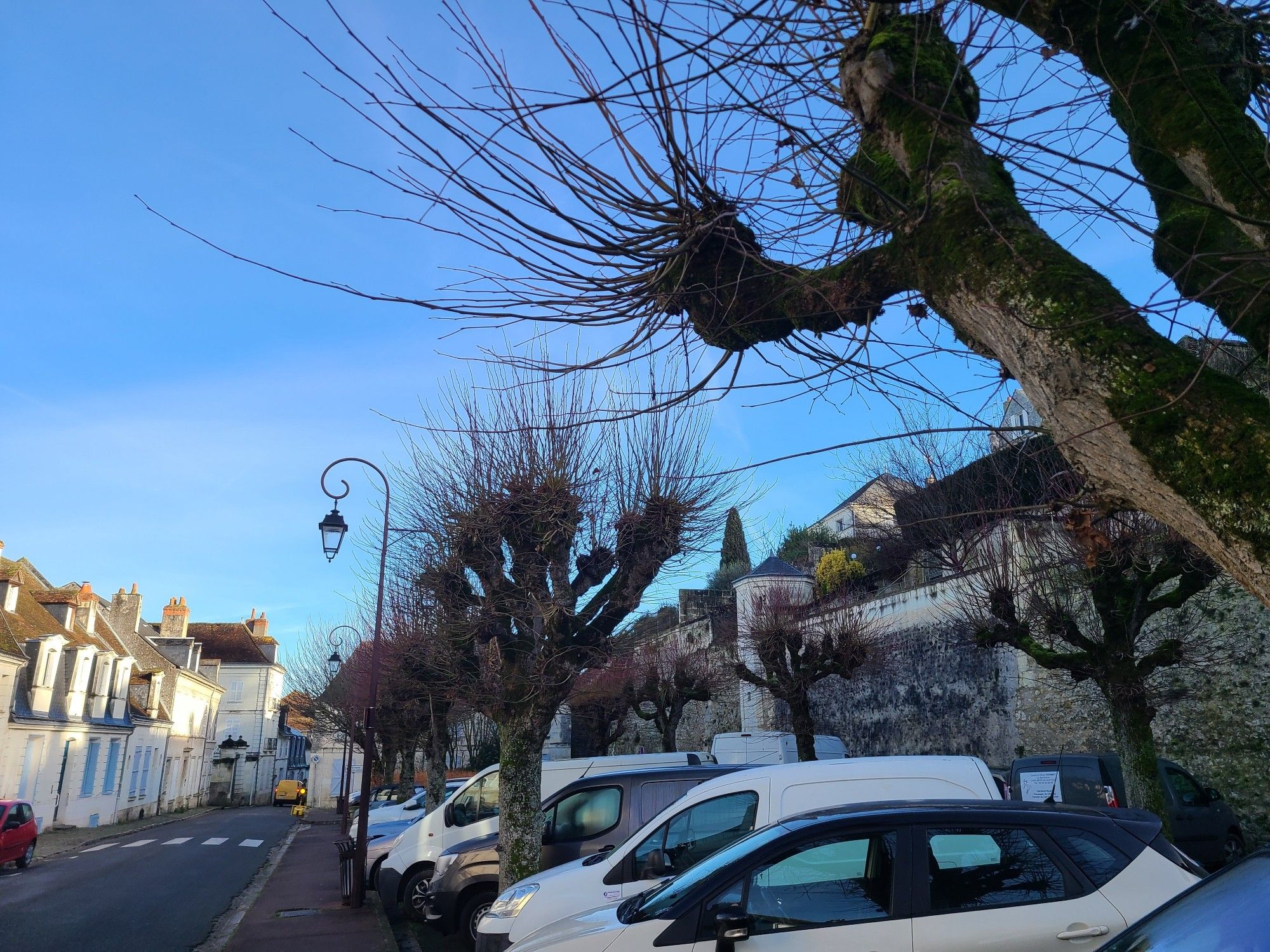 Ruelle de Loches sous un ciel bleu