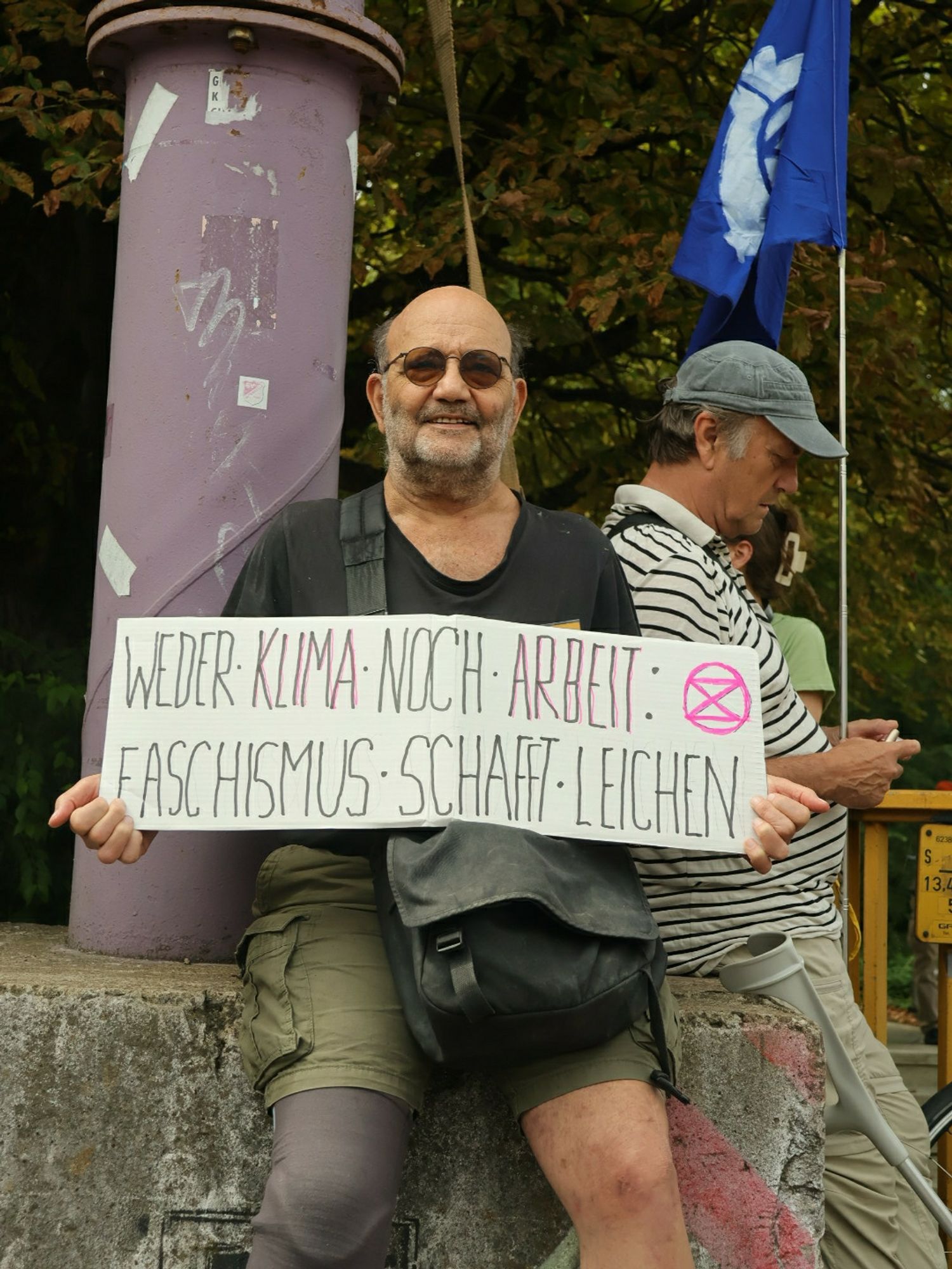 2 Rebels. Schild: weder Klima noch Arbeit: Faschismus schafft Leichen