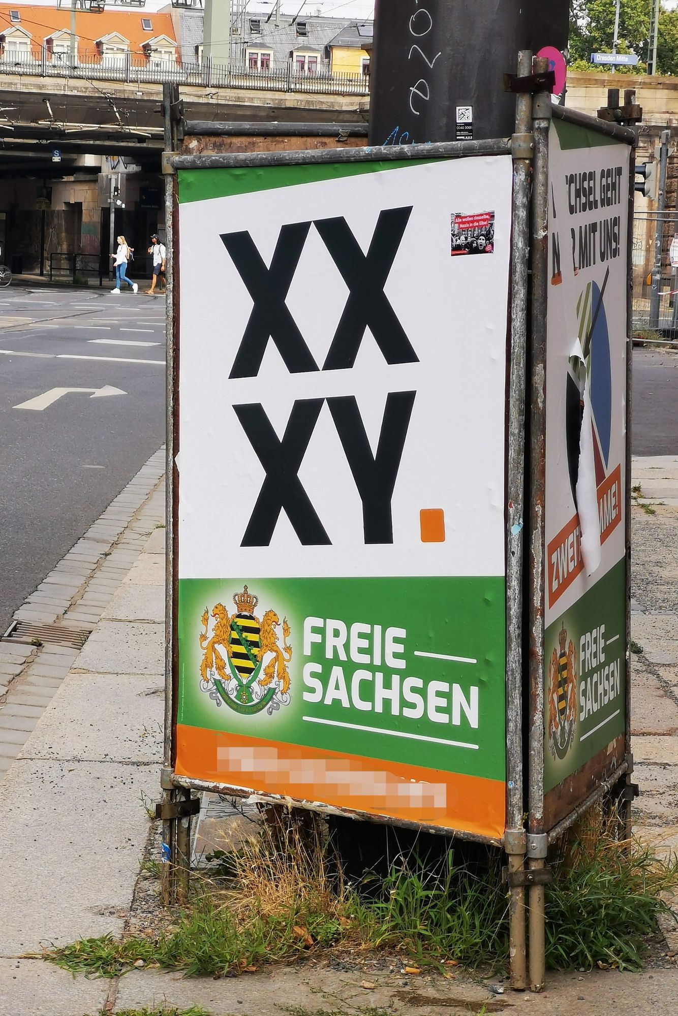 Ein Wshlplakat der Freien Sachsen. In Grün-Weißen Sschsenfarben. Über dem Logo der Partei steht in fetten schwarzen Lettern auf weißem Grund XX XY. 