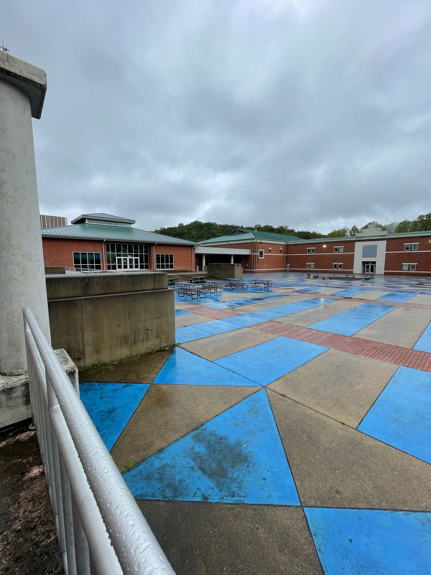 The courtyard between the two main buildings of Capital High School.