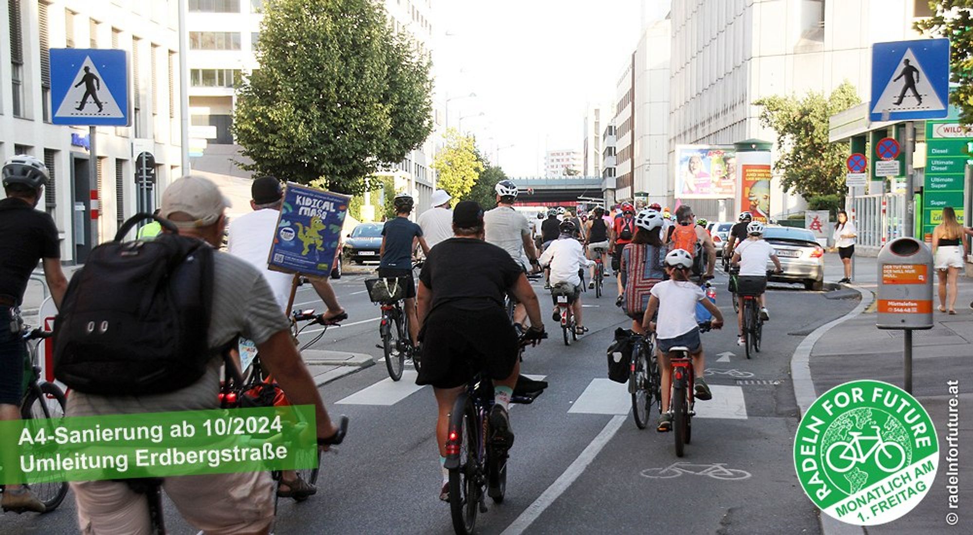 Bild der Erdbergstraße während einer Demo von Radeln For Future. Auf der Umleitungsstrecke gibt es bis zum Franzosengraben nur einen Mehrzweckstreifen.