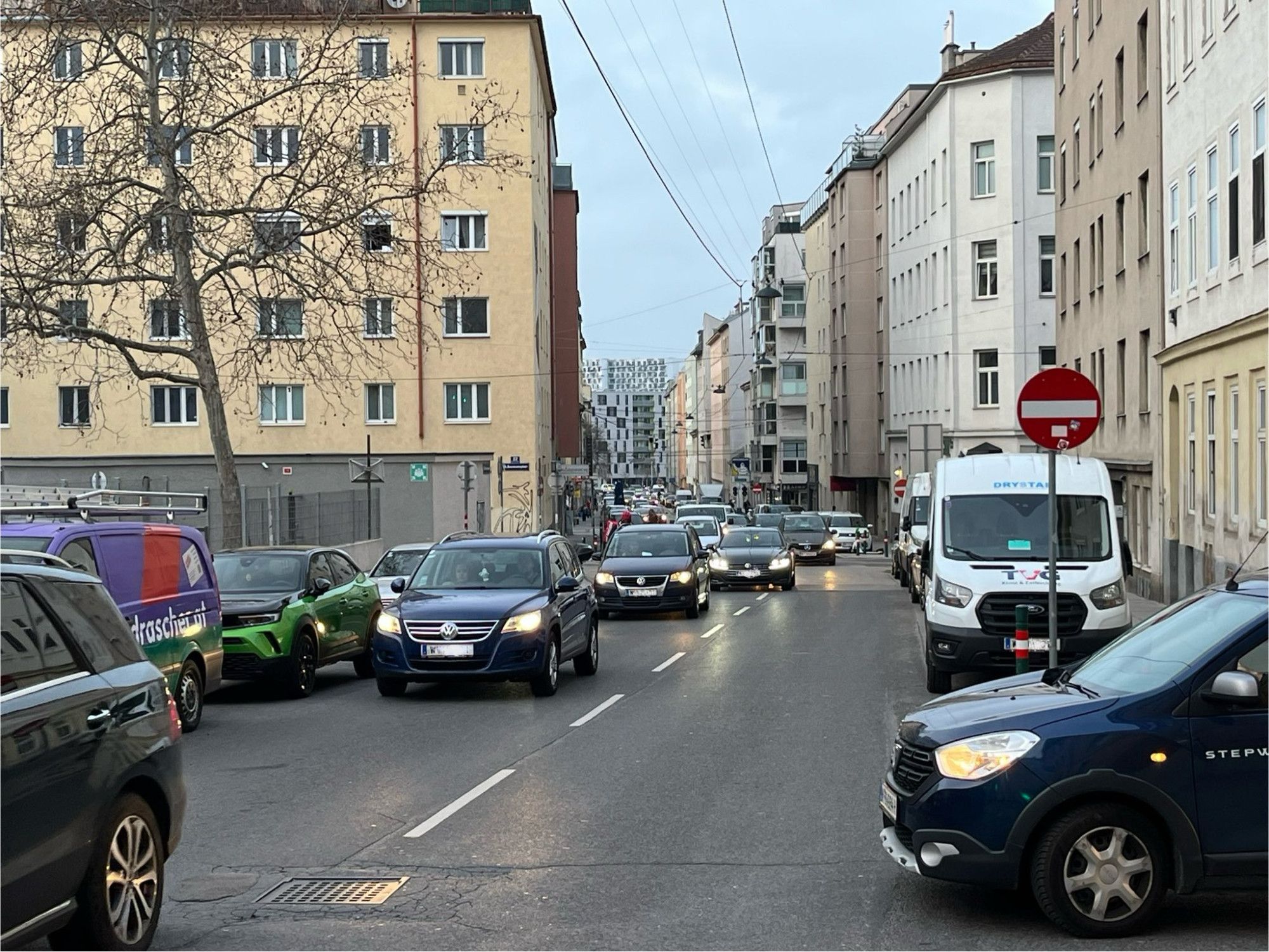 Herndlgasse in Favoriten im Normalbetrieb Ende Februar.