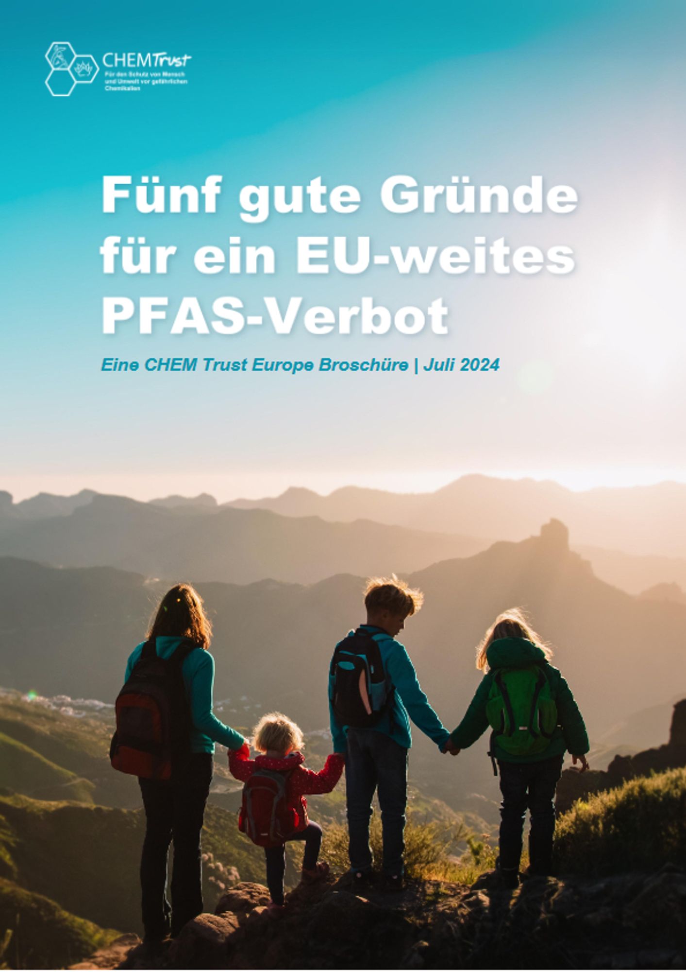 Eine Familie in den Bergen mit dem Blick auf die gegenüberliegenden Umrisse eines Gebirges, Titelbild für Informationen über die PFAS-Beschränkung