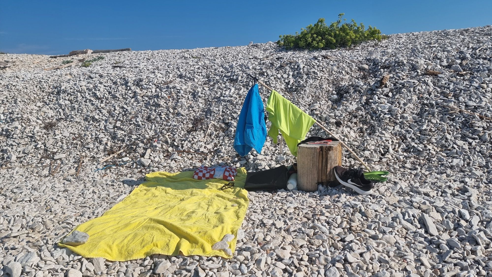 Mein Badeplatz: Strandtuch am Kiestrand