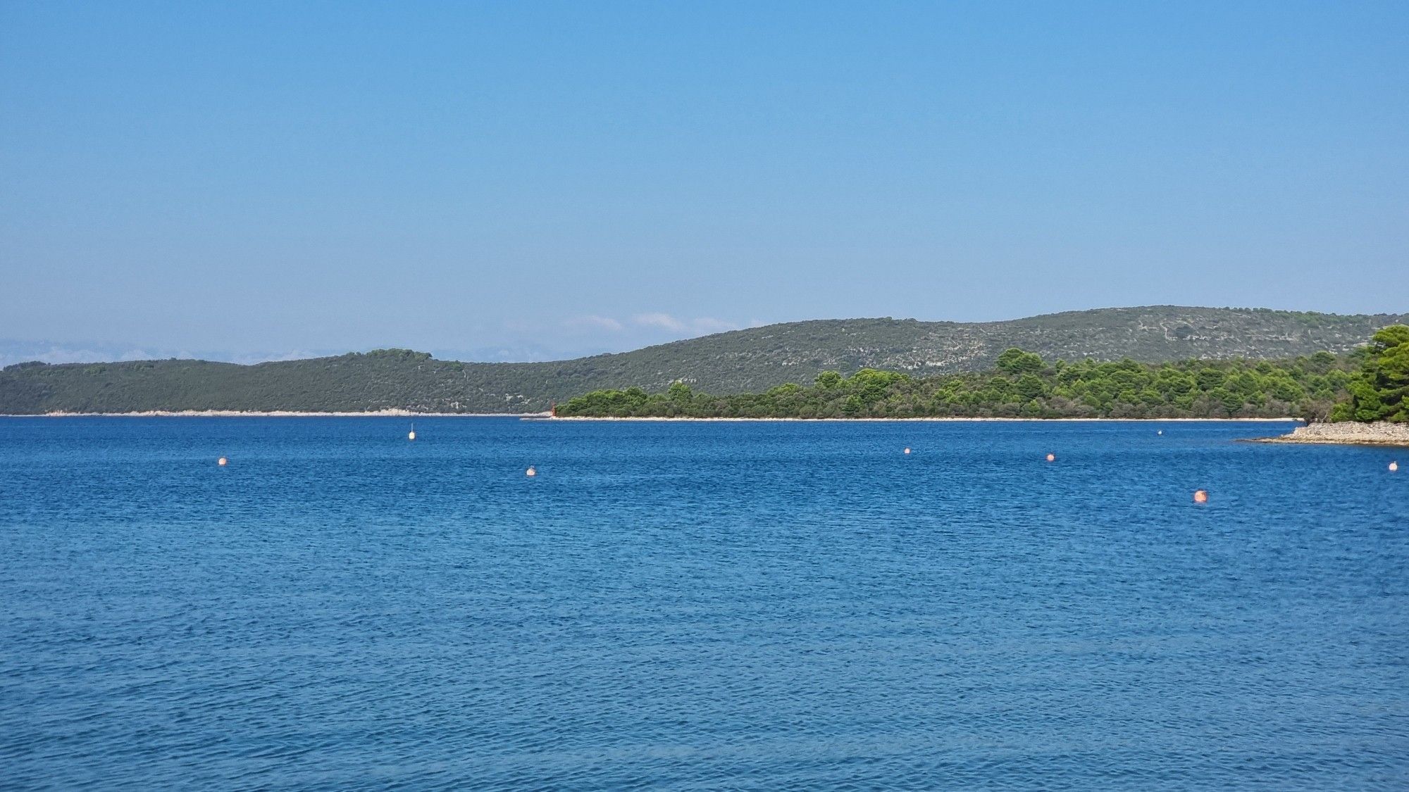 Ausblick auf die Bucht mit blauem Meer.