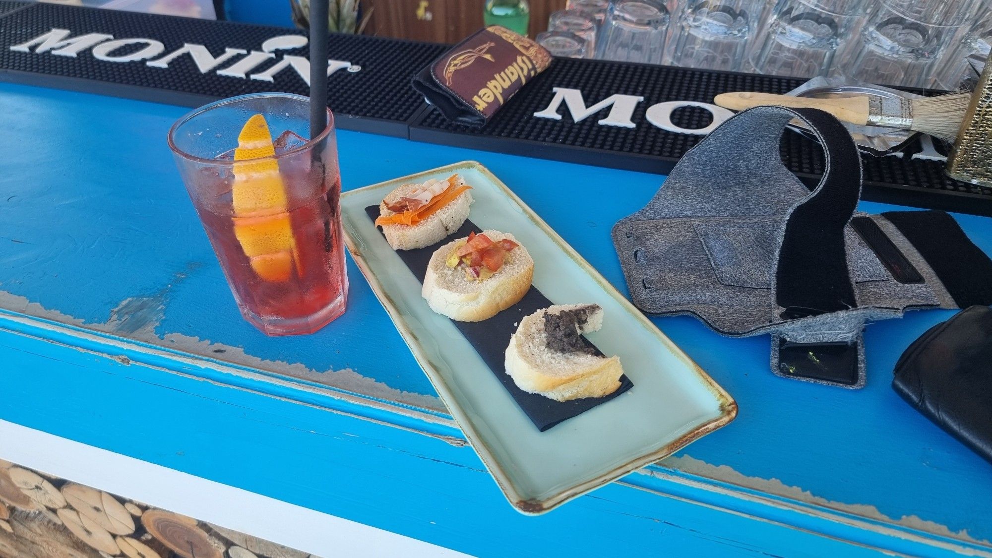 Campari Spritz mit Brötchen am Uvala Slatina