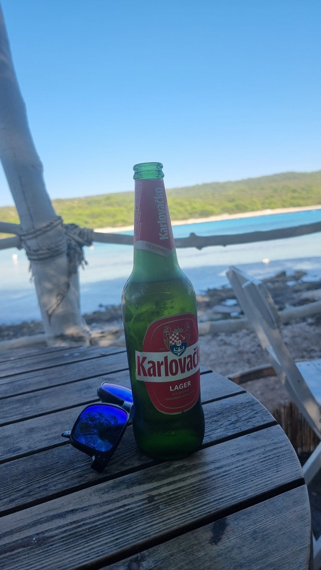 Bier am Heimweg am Plaža Sakarun. Im Hintergrund die Bucht