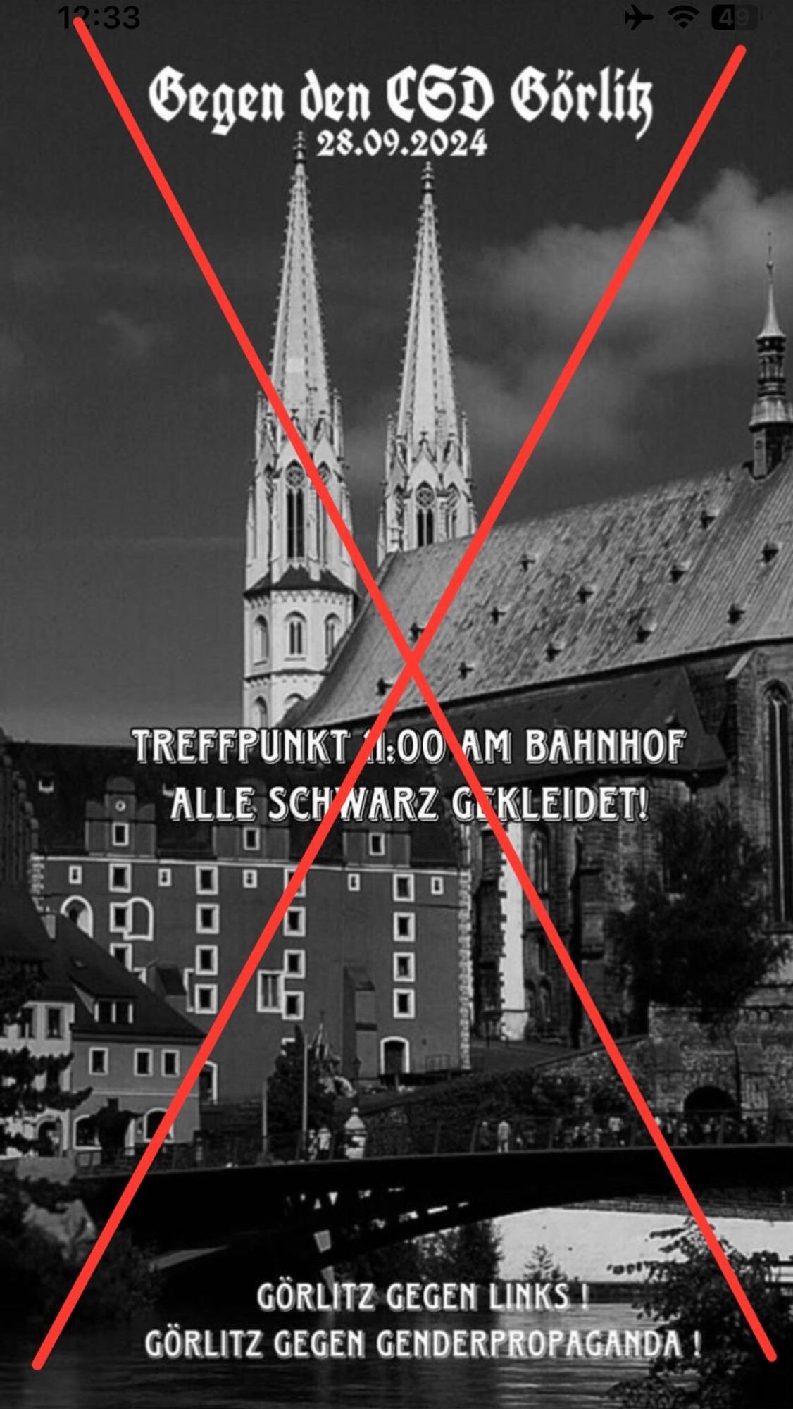 Ein schwarz-weißes Poster mit einem historischen Stadtbild mit Kirchtürmen. Der Text lautet oben "Gegen den CSD Görlitz 28.09.2024" und zusätzliche Details zu einem Treffpunkt: TREFFPUNKT
11:00
AM BAHNHOF
ALLE SCHNARZ GEKLEIDET!

GÖRLITZ GEGEN LINKS!
GÖRLITZ GEGEN GENDERPROPAGANDA