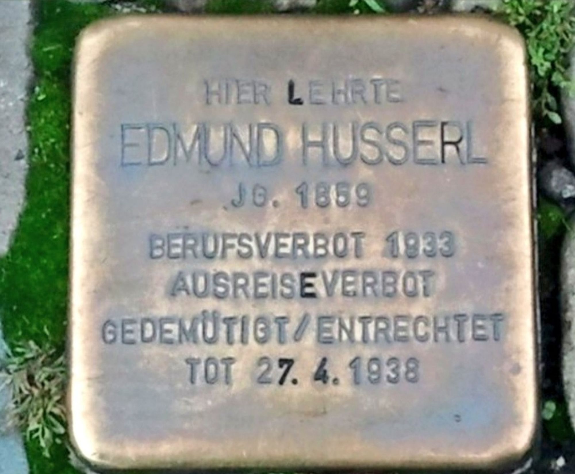 Stolperstein vor der Uni Freiburg, die ihn 1933, obwohl schon emeritiert, stantepede entließ. Schüler*: Edith Stein, Martin Heidegger wird Präs. &  Nachfolger auf Husserls Lehrstuhl, Günther Stern (Anders), der spätere Rassen-, Völkerpsychologe Ludwig Ferdinand Clauß , Philosophen Eugen Fink, D. v. Hildebrand, L.Landgrebe.