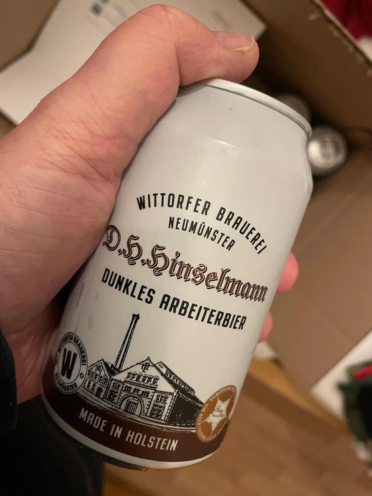 Eine Dose Bier der Sorte „Dunkles Arbeiterbier“ der Neumünster Brauerei Wittorfer.