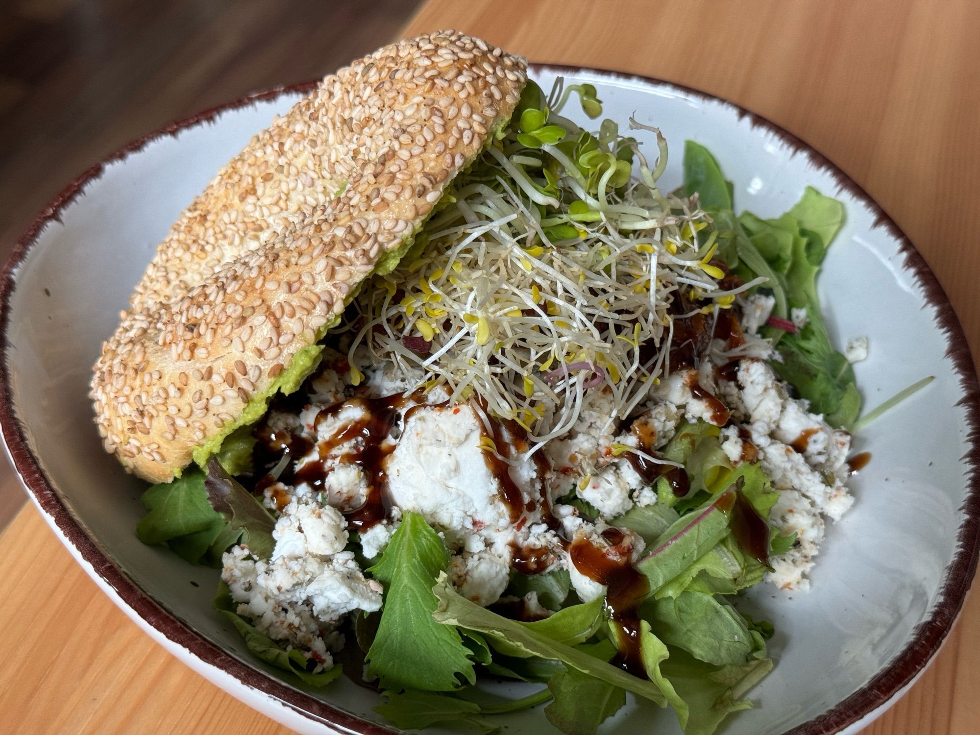 Bagel Veta mit getrockneten Tomaten, Oliven und viel veganen Feta.