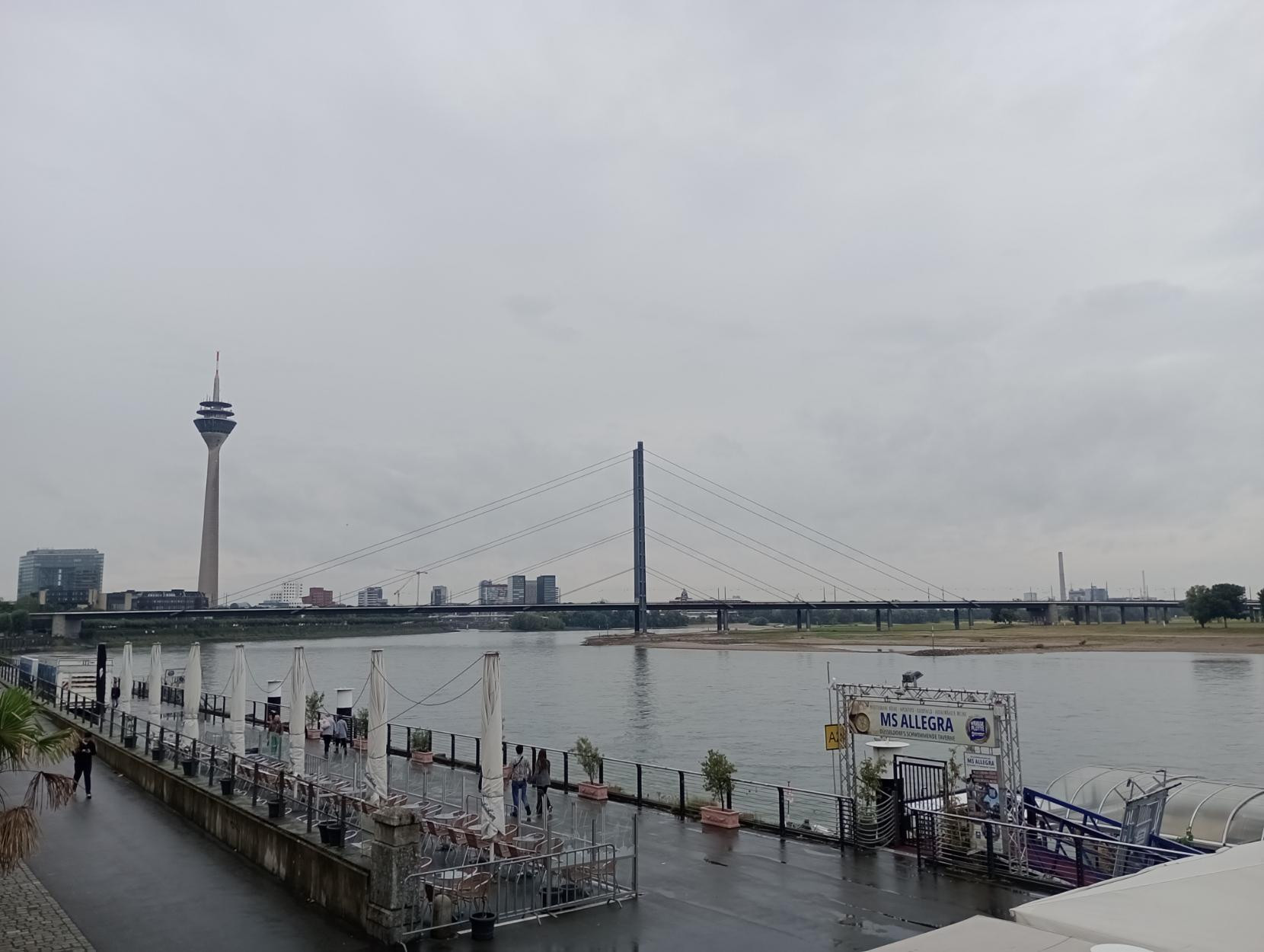 Düsseldorfer Rheinufer mit Fernsehturm und Rheinkniebrücke bei Regenwetter