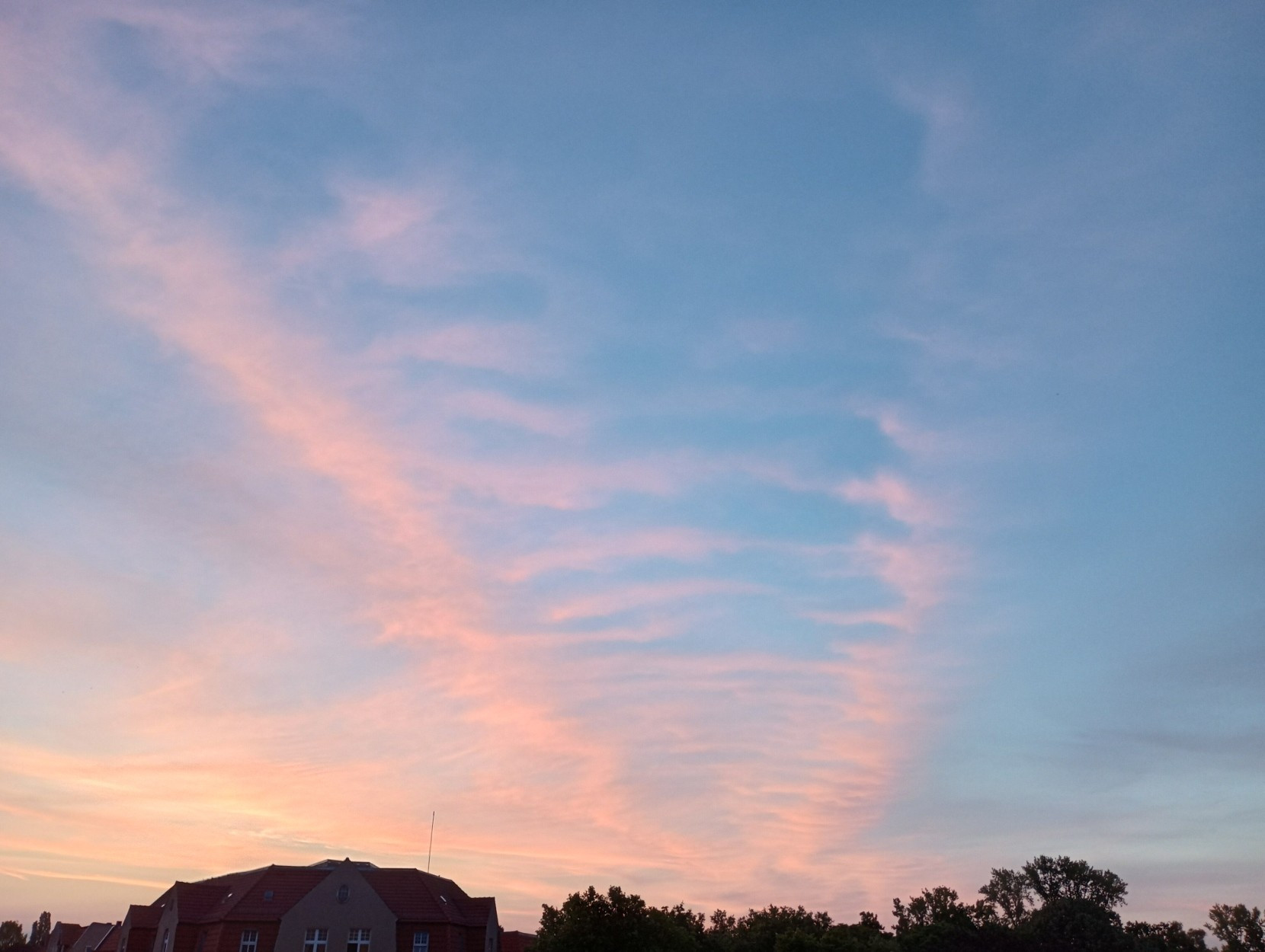 Sonnenuntergang bei leichter Bewölkung mit viel hellorange und rosa