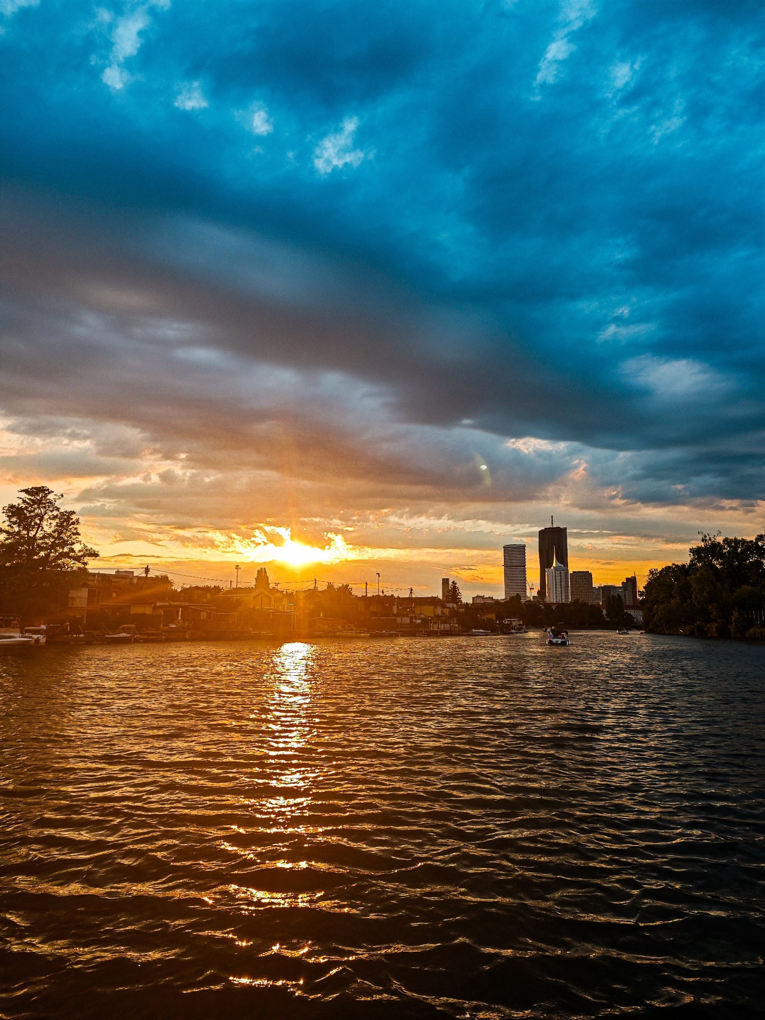 Sonnenuntergang von der alten Donau aus gesehen