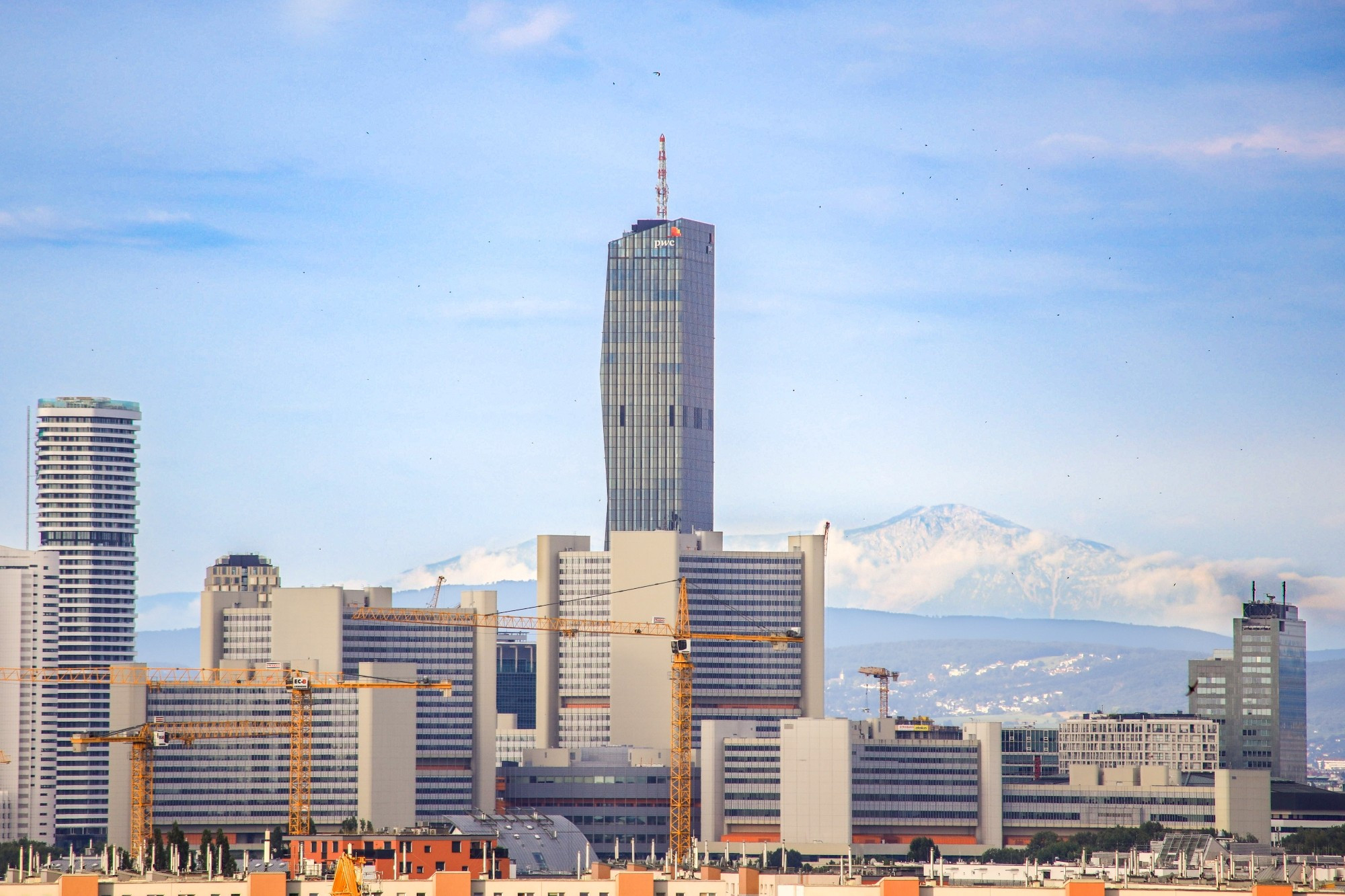 Wiener Skyline mit Schneeberg im Hintergrund