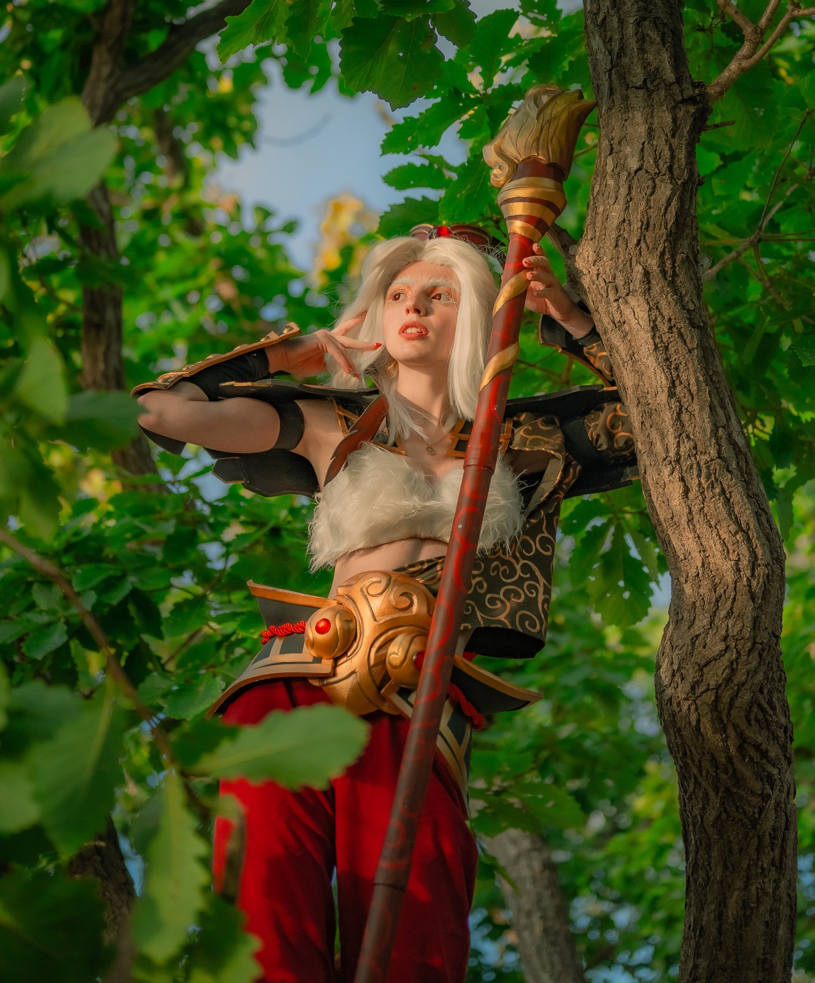 Monkey king cosplay on the tree dota 2