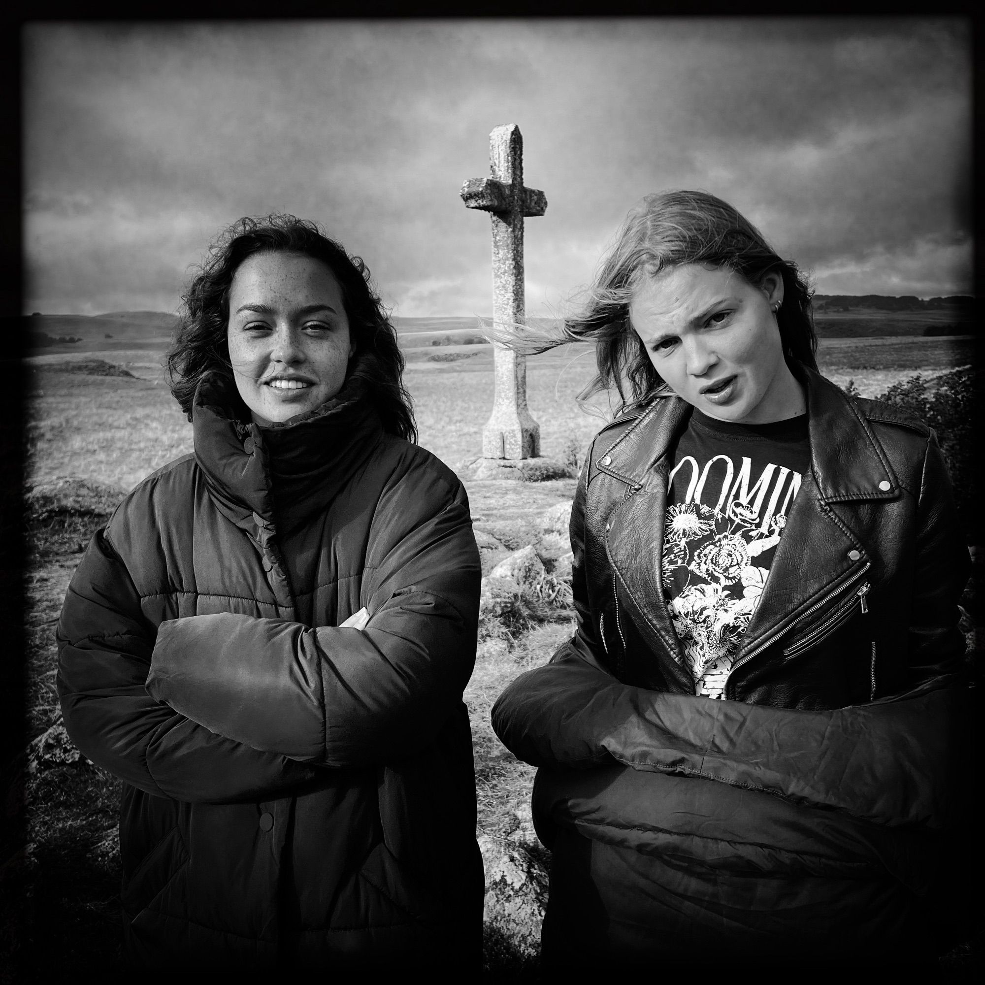 Eloïse Kafui et Justine Lacroix, noir et blanc sur paysage désertique avec au centre une croix, Eloïse sourire franc et Justine bouille bravache… merveilleuses actrices.