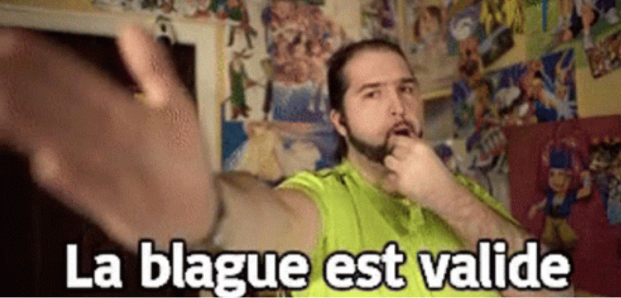 Capture du gif du gars qui imite un arbitre dans sa chambre et dit que la blague est valide.