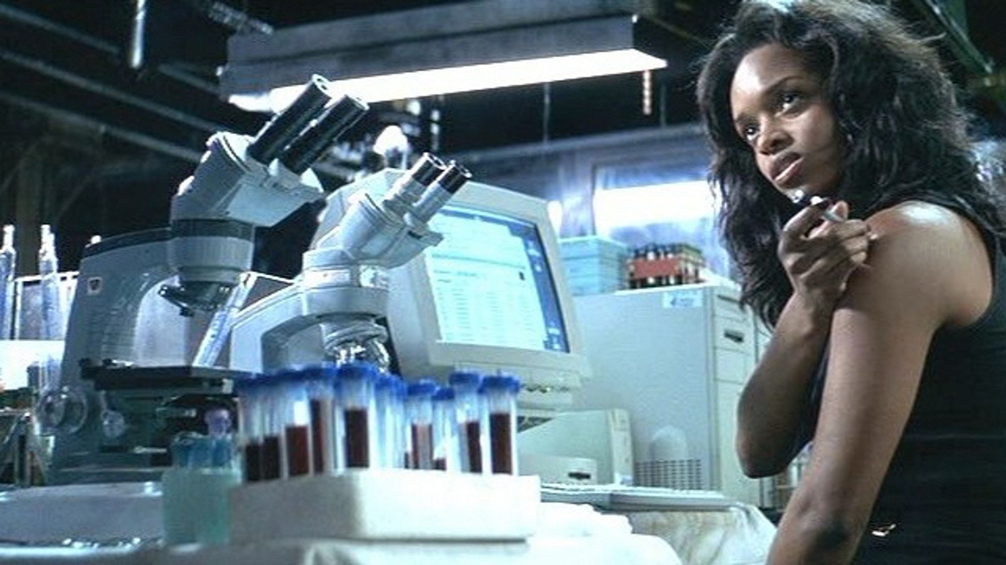 N’Bushe Wright as Karen in Blade. She’s in a laboratory, injecting herself in the shoulder.