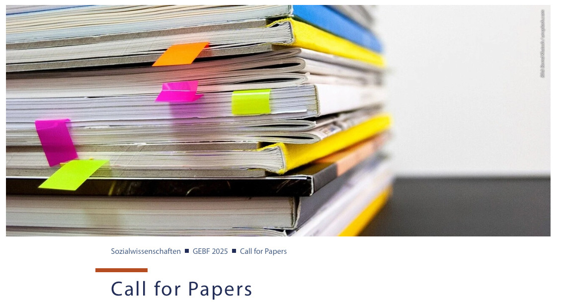 Illustratives Foto: Ein Stapel mit Unterlagen und post-its. Darunter der Text "call for papers"