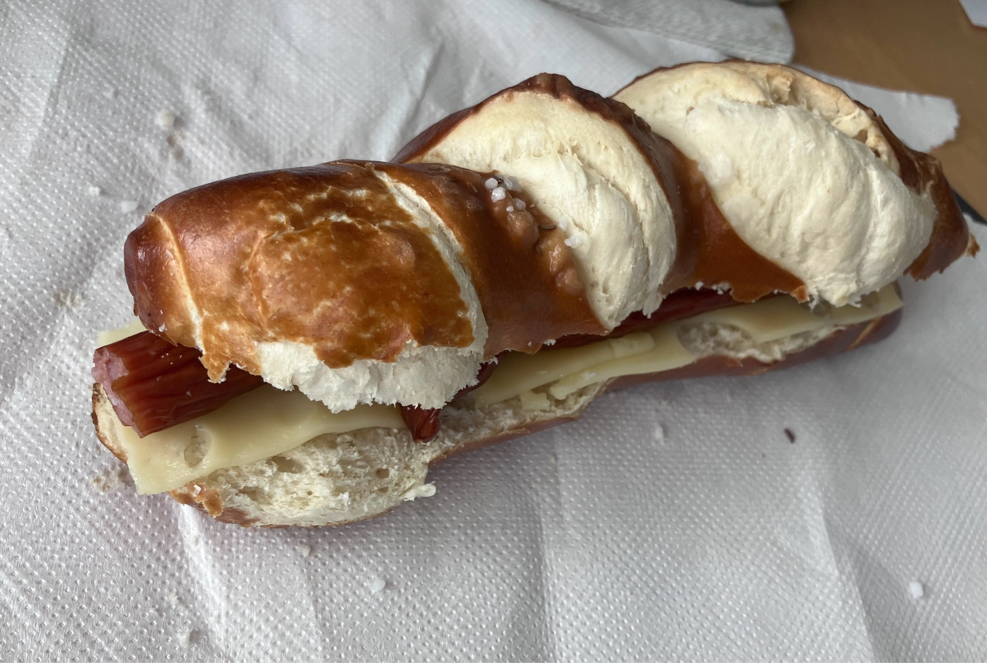 Laugenstangerl mit Käse und Cabanossi