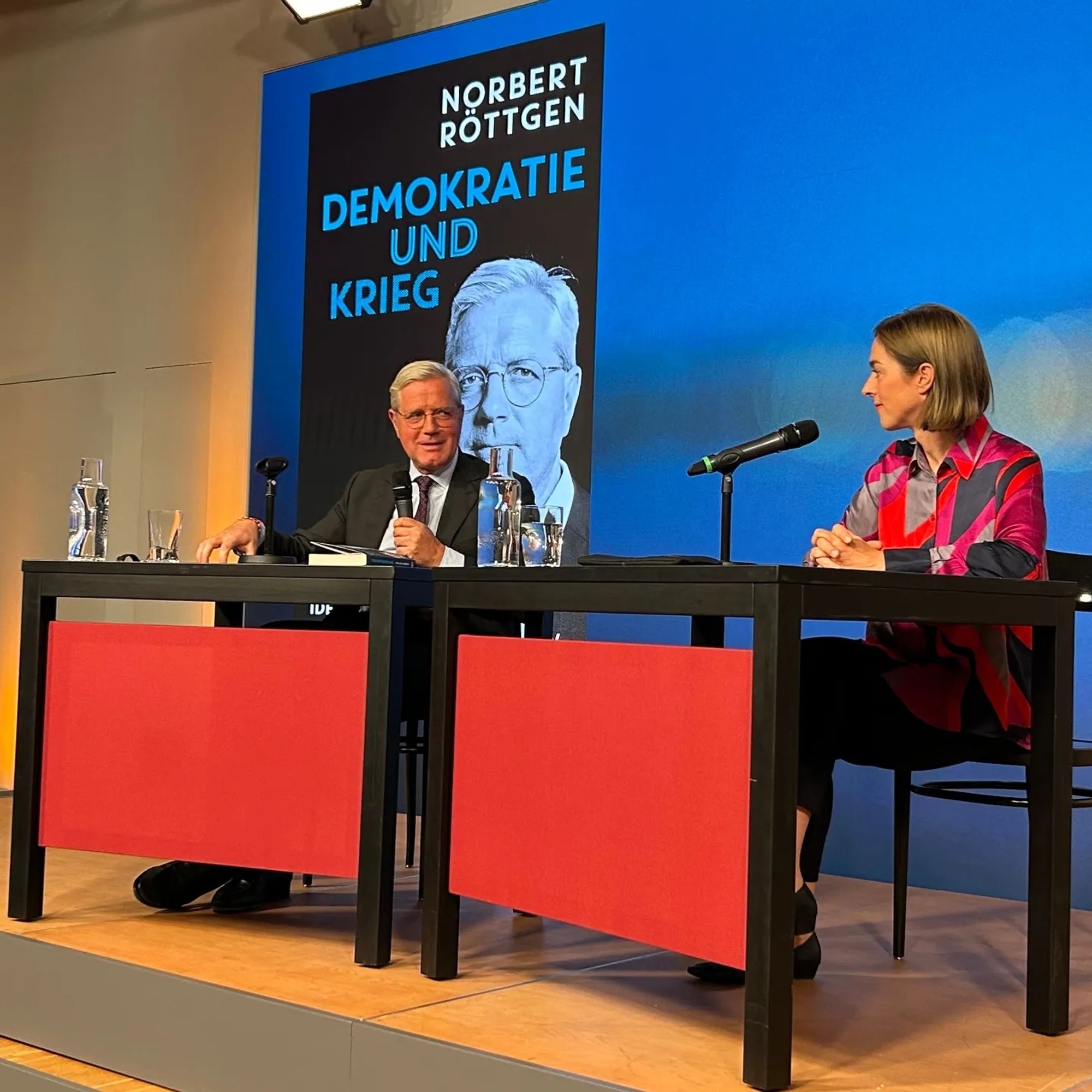 Norbert Röttgen und Anne Sauerbrey im Literaturhaus München.