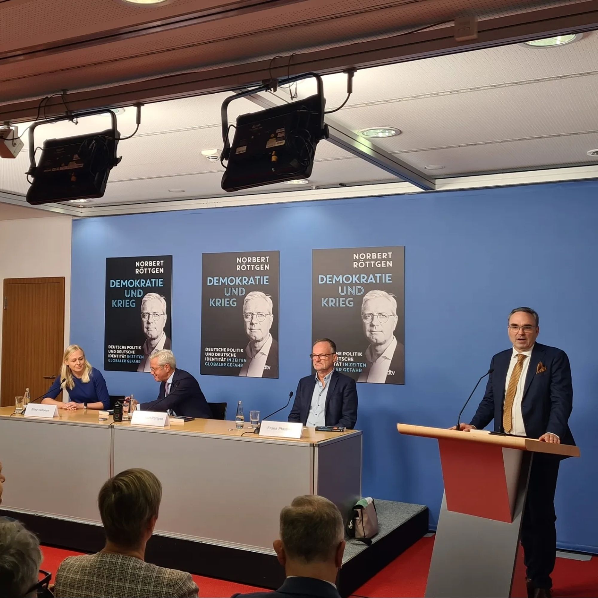 Foto der Buchvorstellung mit Außenministerin Elina Valtonen, Frank Plaßverg und Norbert Röttgen.