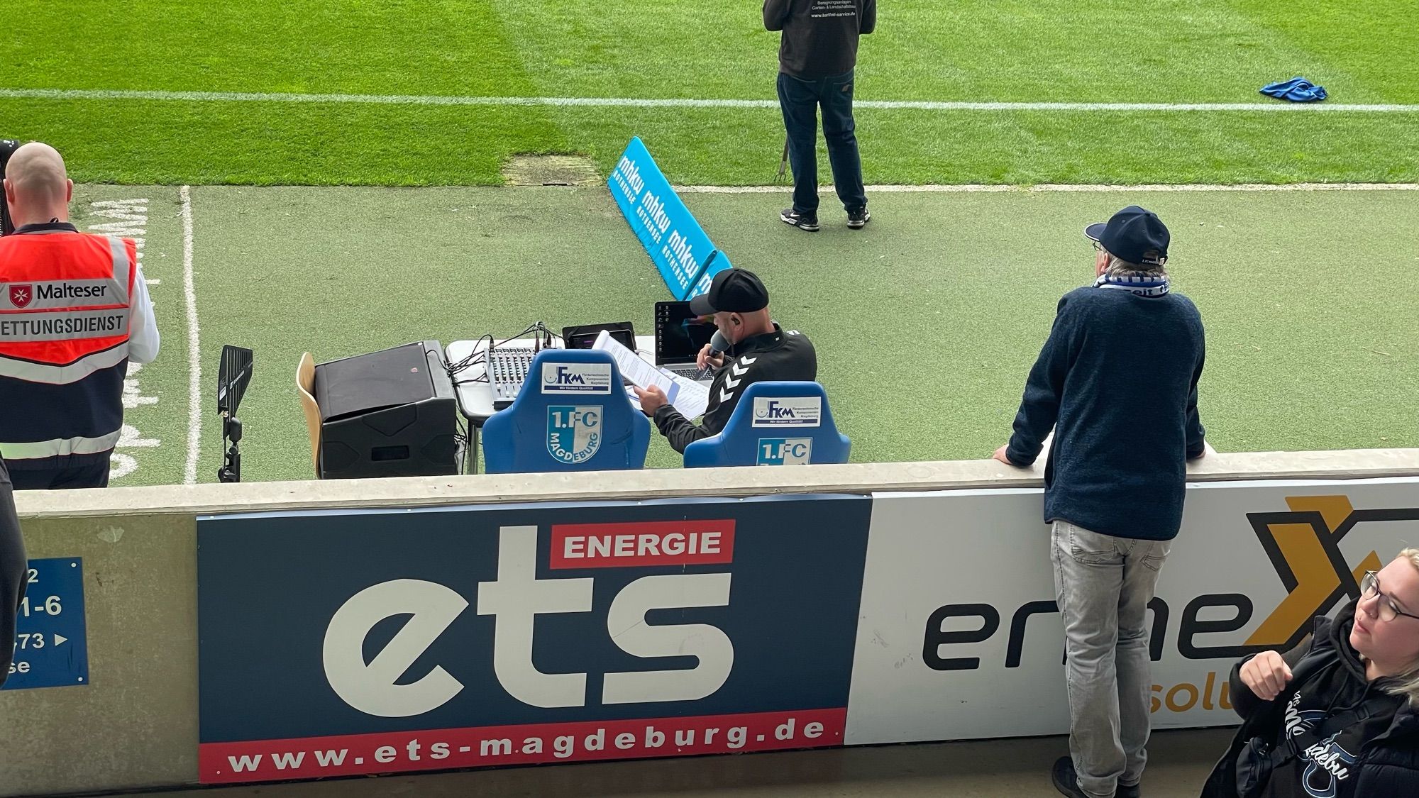 Und der Stadionsprecher hat einen neuen Platz im Stadion