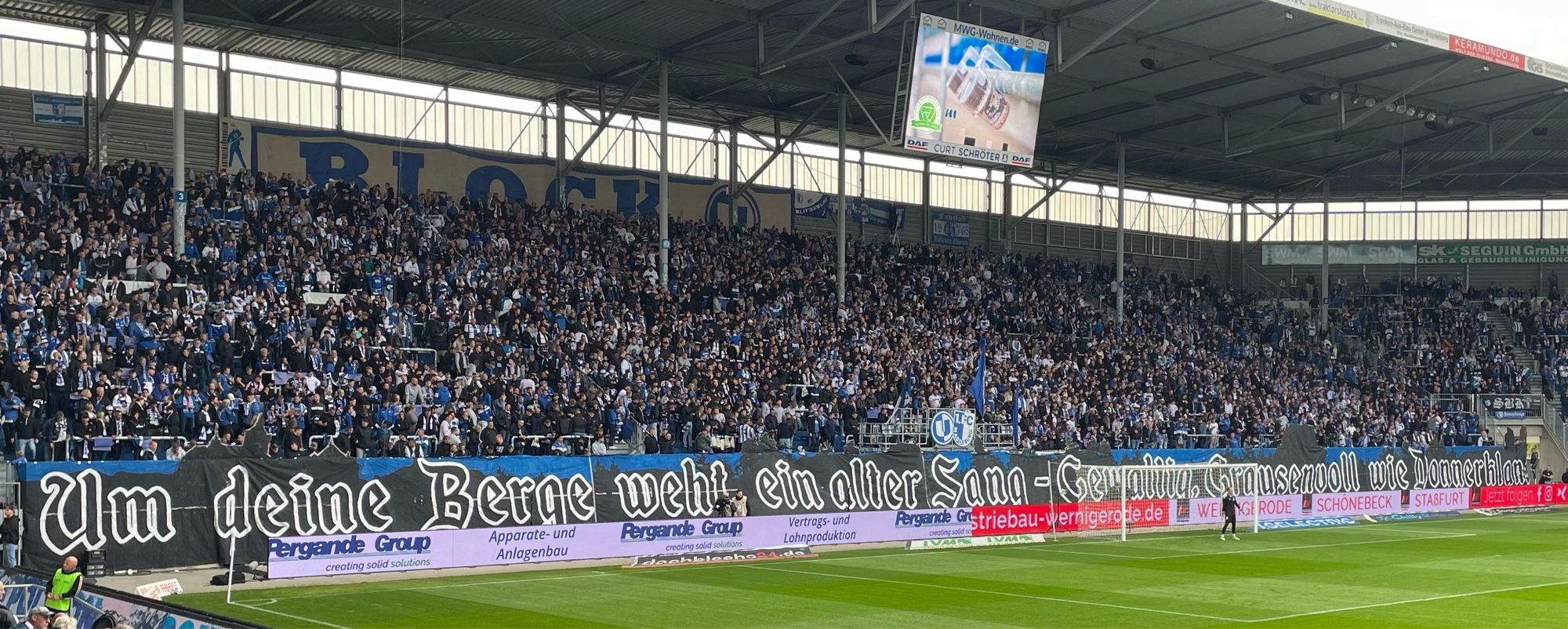 Spruchband im Stadion

„Um deine Berge weht ein alter Sang - gewaltig, grausenvoll wie Donnerklang“