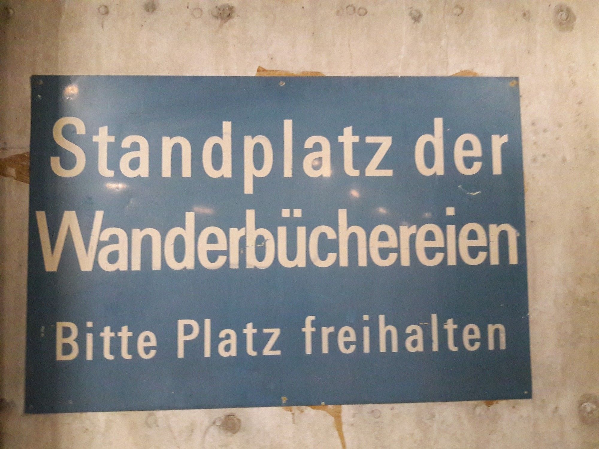 Historisches Schild "Standplatz der Wanderbüchereien - Bitte Platz freihalten"
München