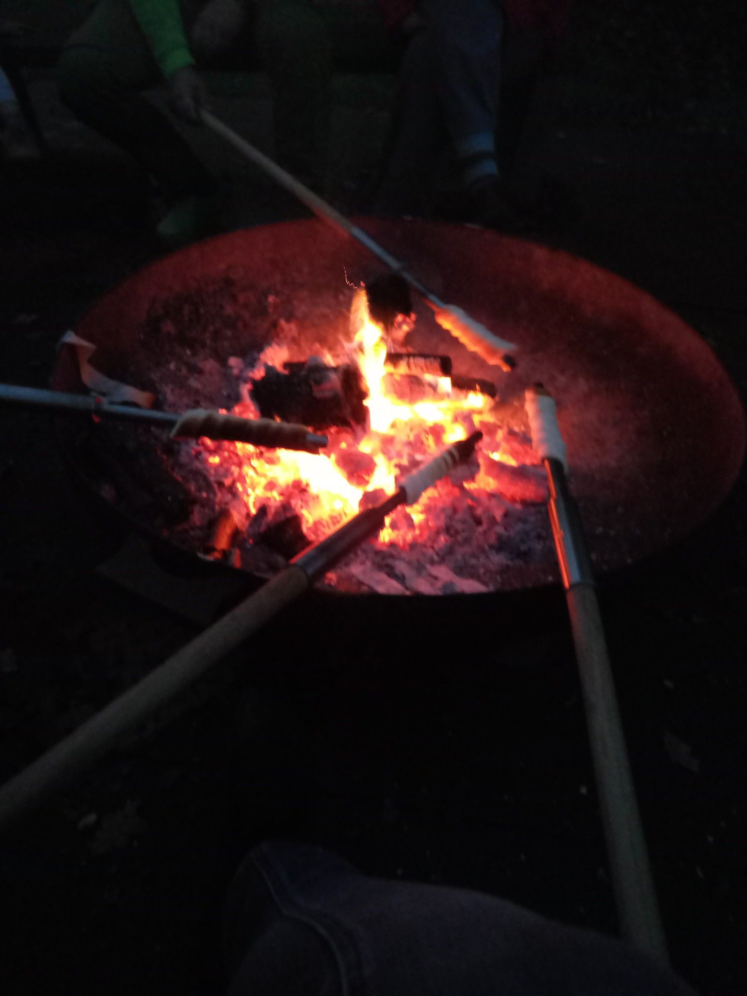 Stockbrot über Lagerfeuer