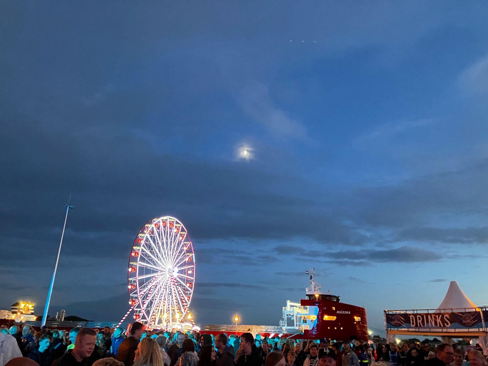 Reuzenrad voor een mooie avondlucht, met in het midden de maan