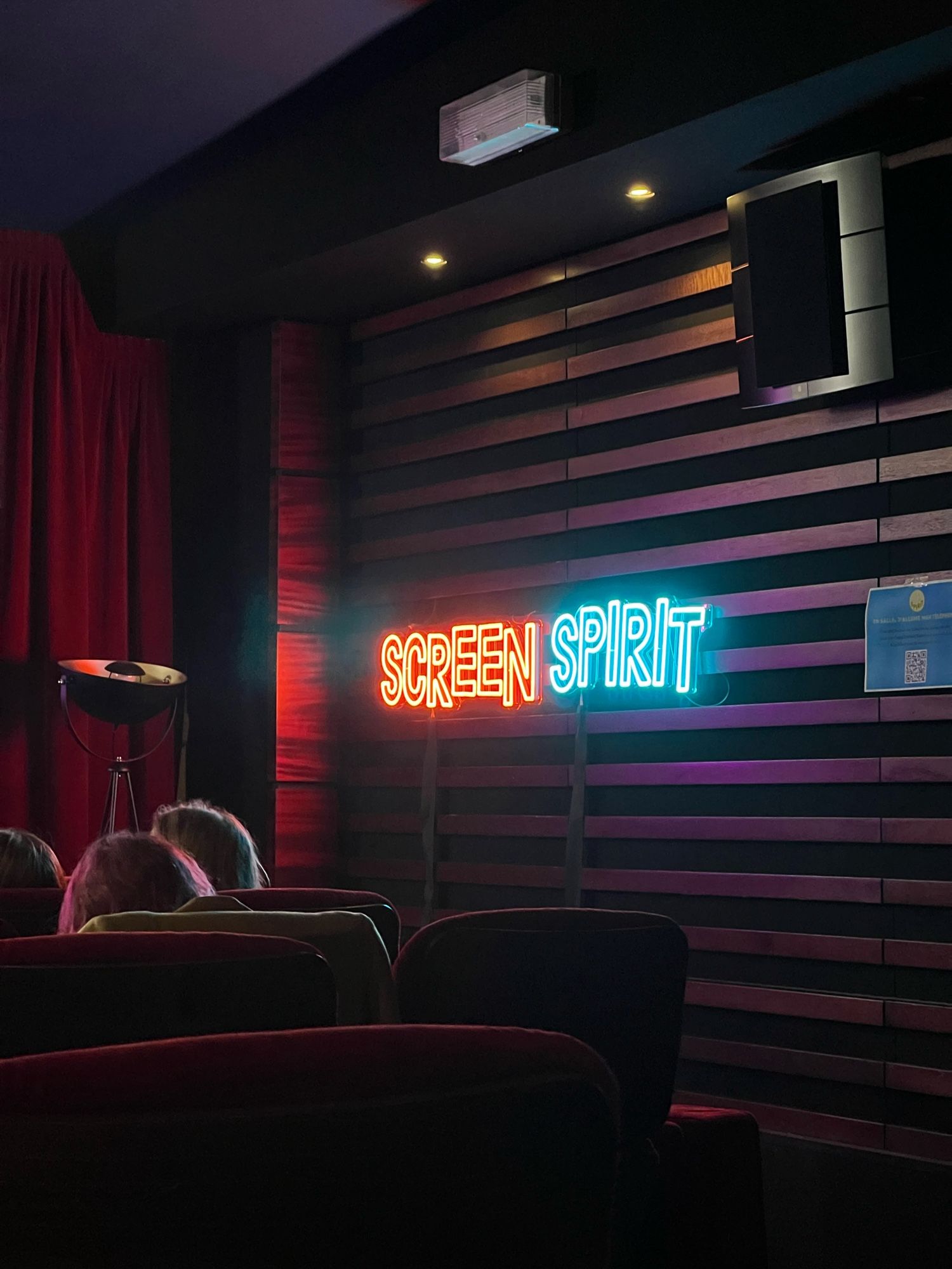 Logo lumineux ScreenSpirit sur le mur de la salle de cinéma