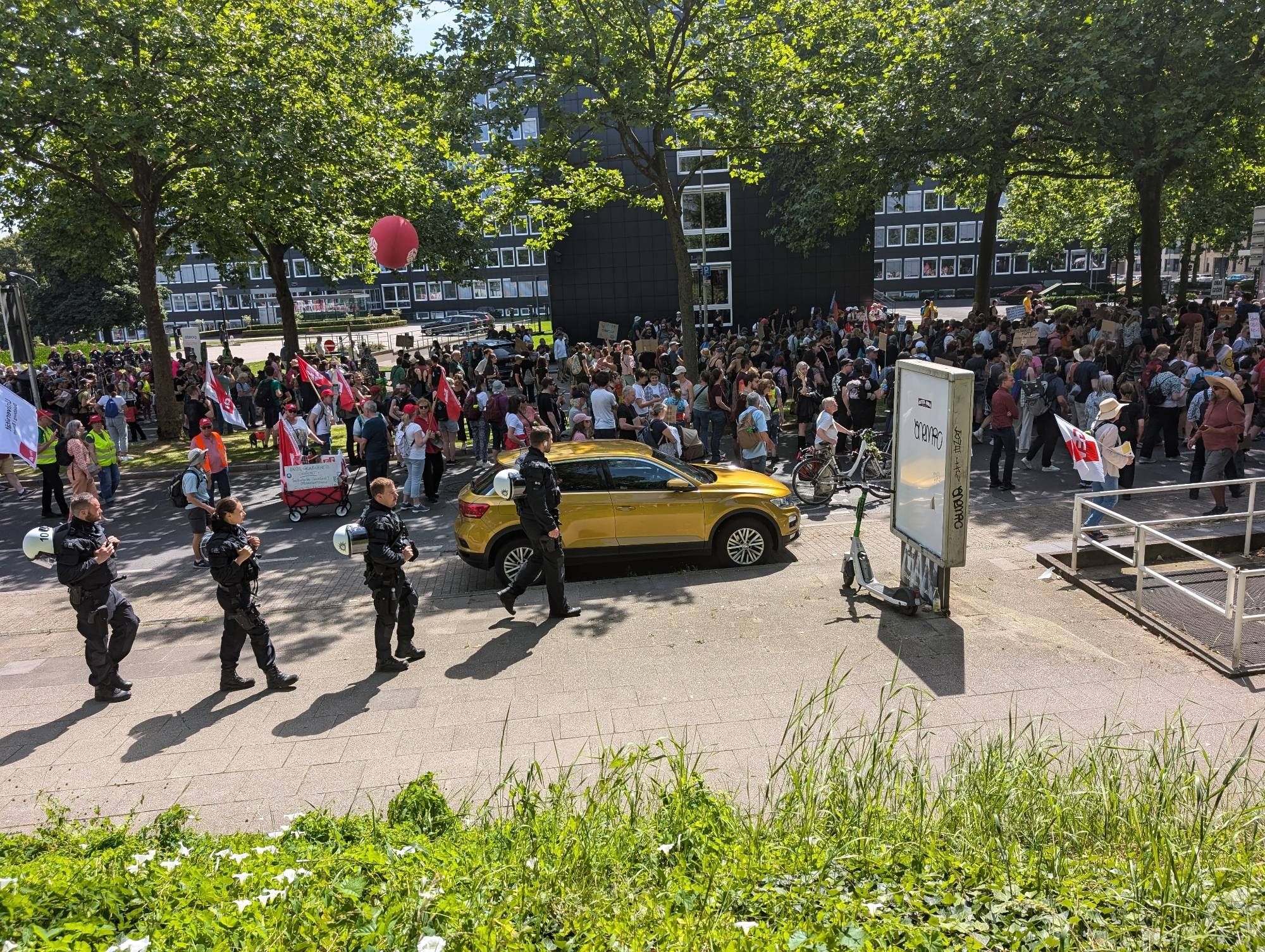 Demo in Essen . Demonstrierede gehen friedlich die Straße entlang, begleitet von PlolizistInnen.