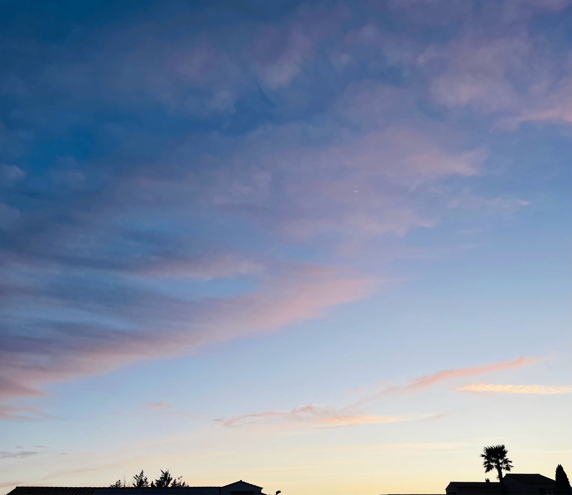 Autre ciel un peu rose au dessus de la skyline d’un village.