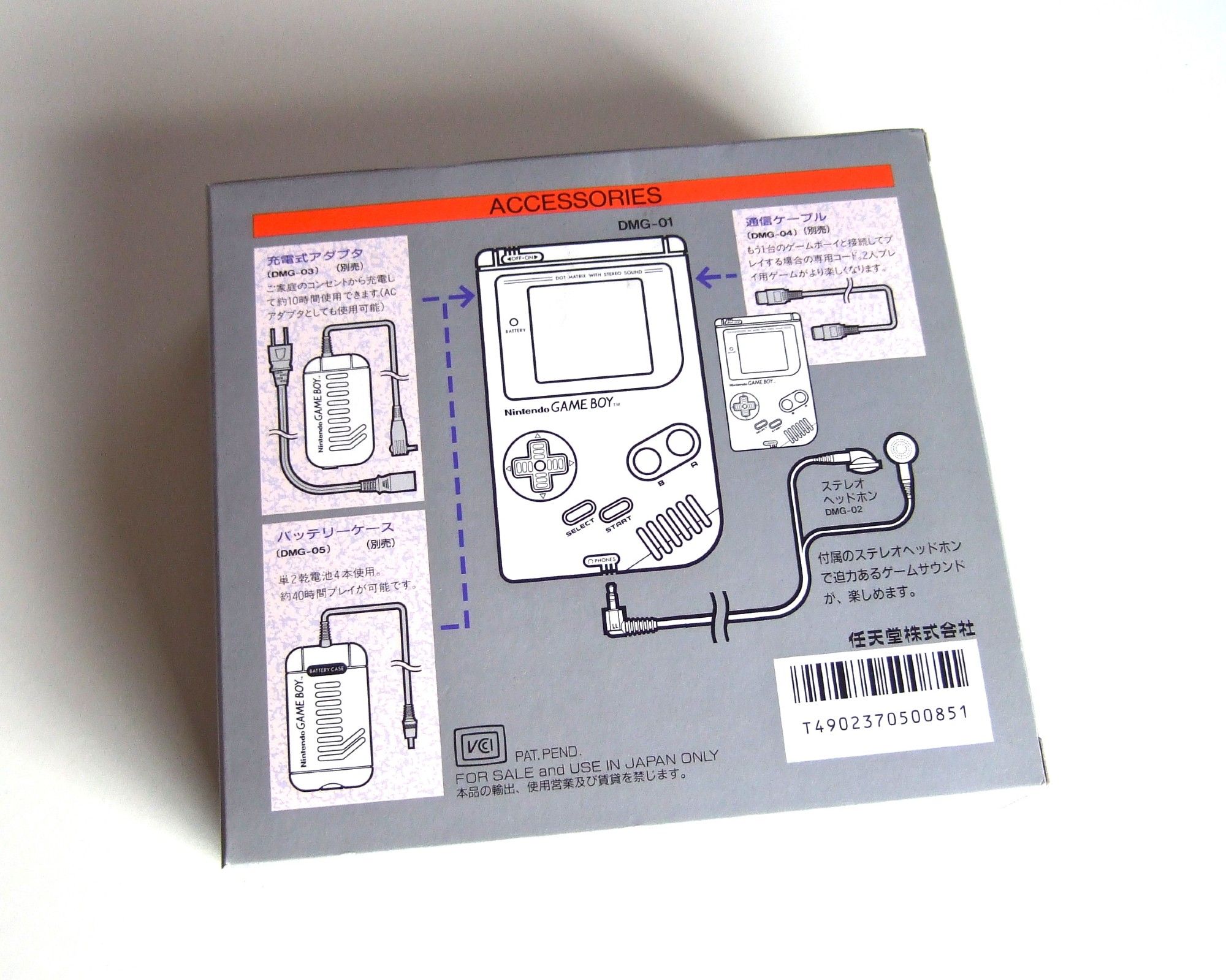 The back of the box showing the features of the game boy such as headphone hack and link cable