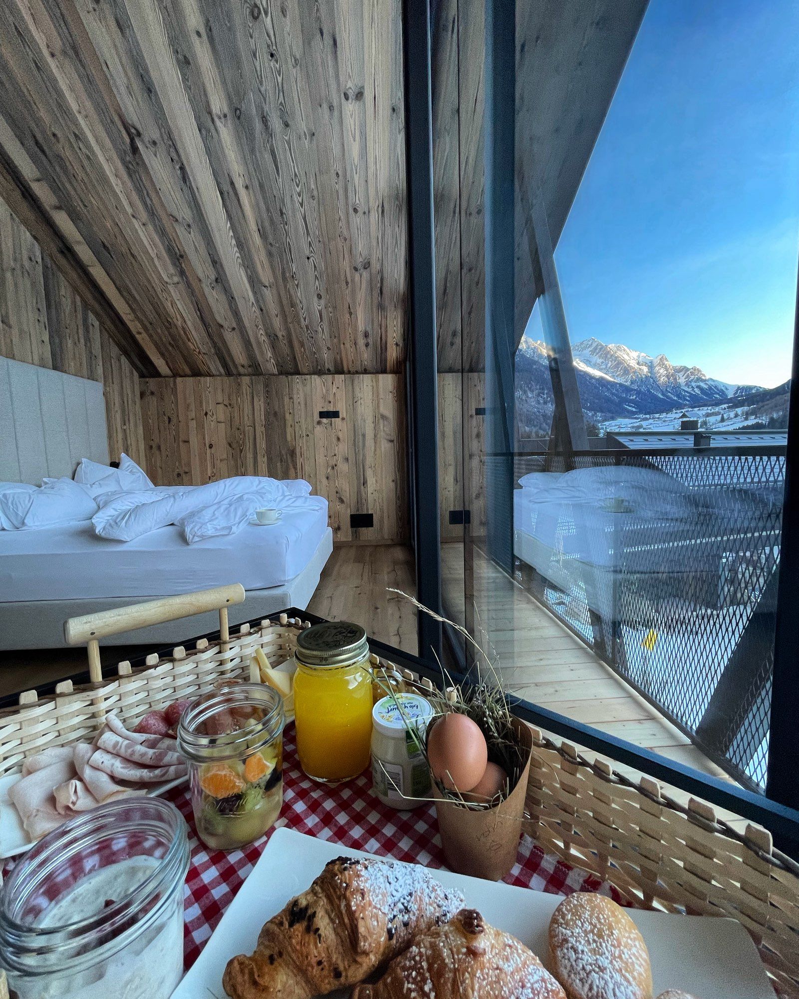 Frühstück am Bett mit Blick auf verschneite Berggipfel über dem Antholzertal, Südtirol