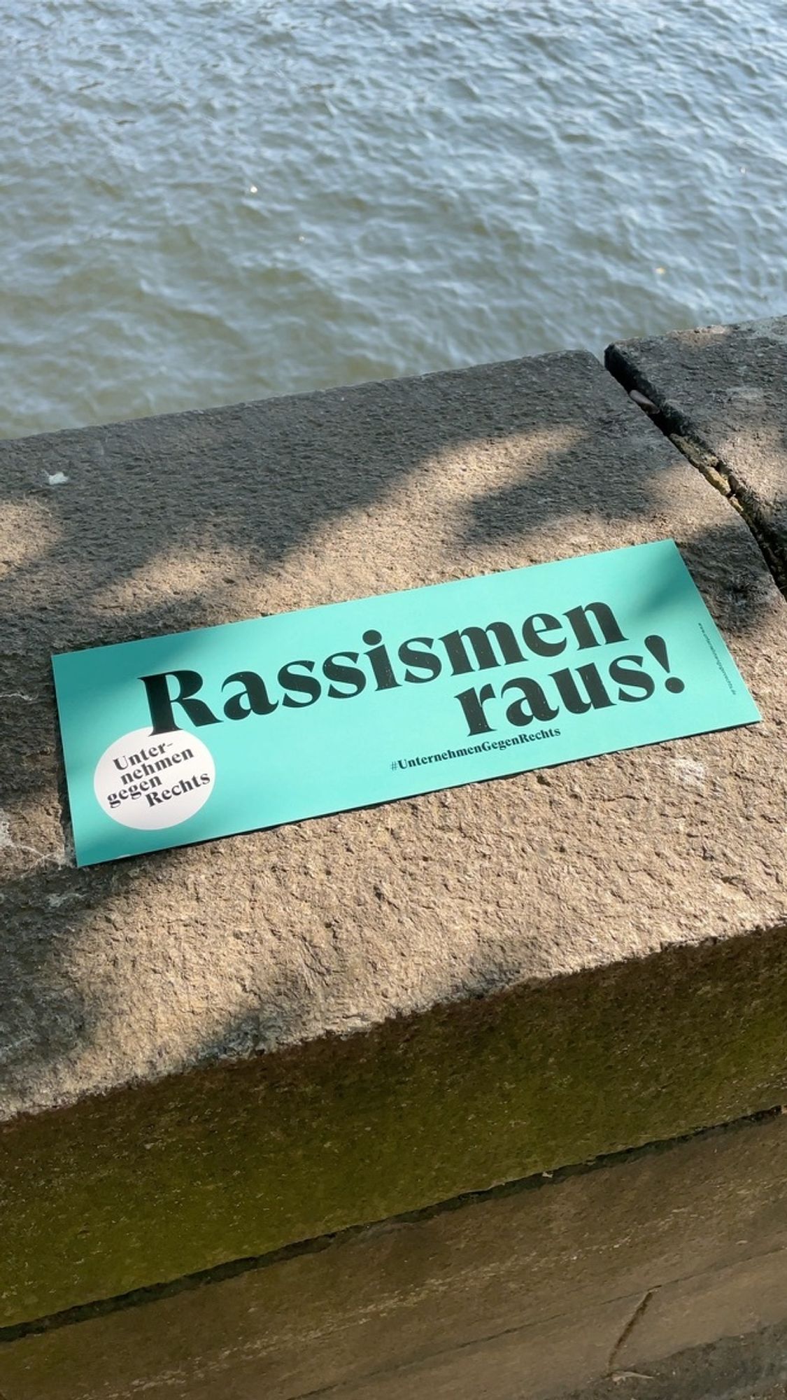 Flyer von Unternehmen gegen Rechts an der Spree: Rassismen raus!