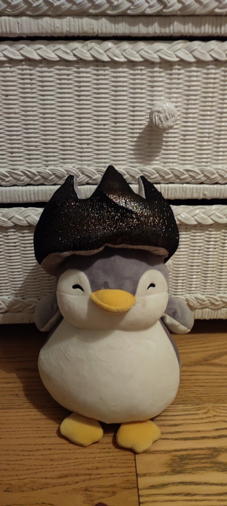 Peluche pingouin qui porte une couronne des rois en peluche