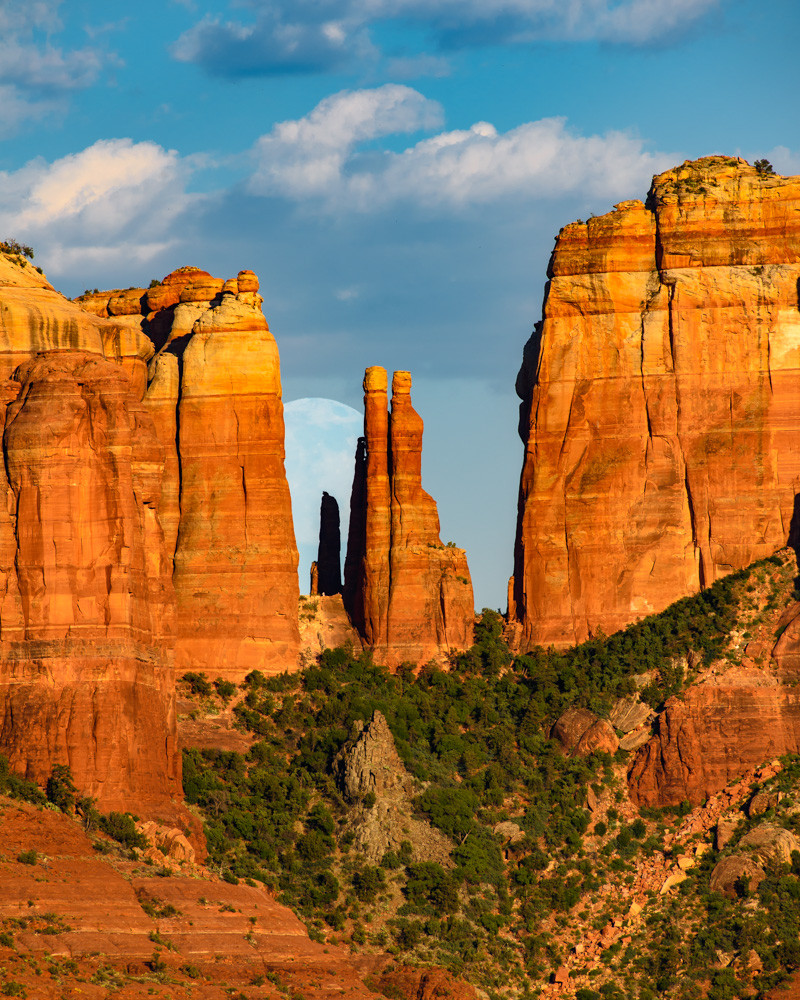 01-JUL-2023: The nearly full Moon rises behind Cathedral Rock in Sedona, Arizona. A moment later it moved behind the clouds.

Nikon D750, 500mm, f/8.