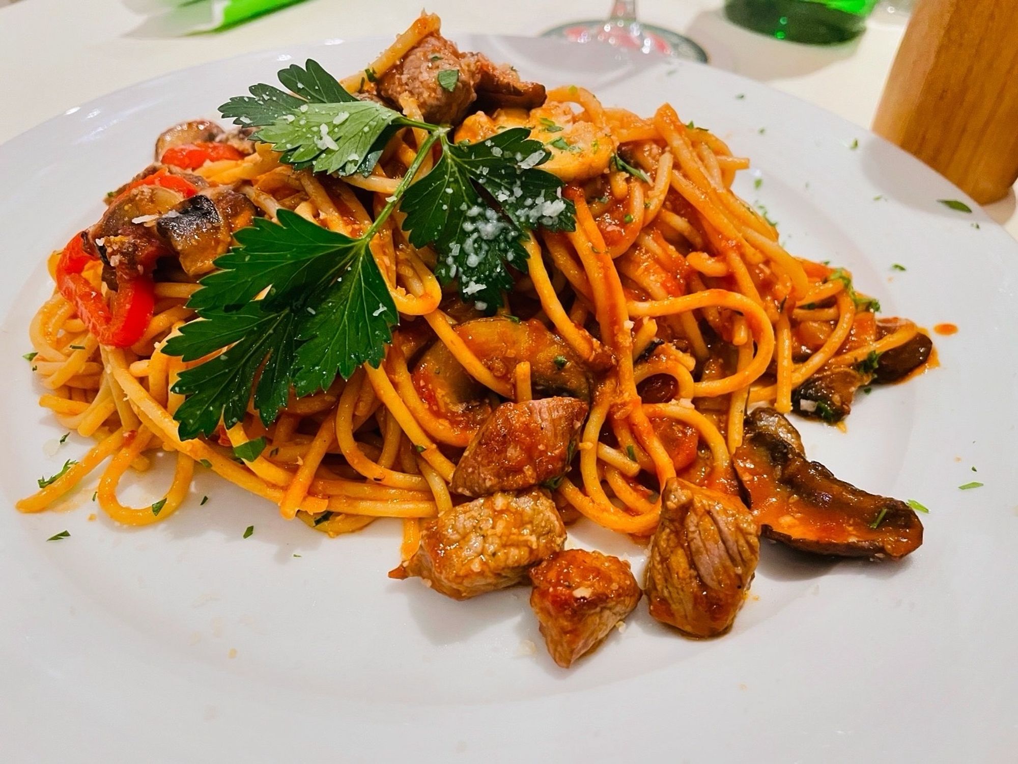 Spaghetti mit Stücken vom Rinderfilet und Petersilie.