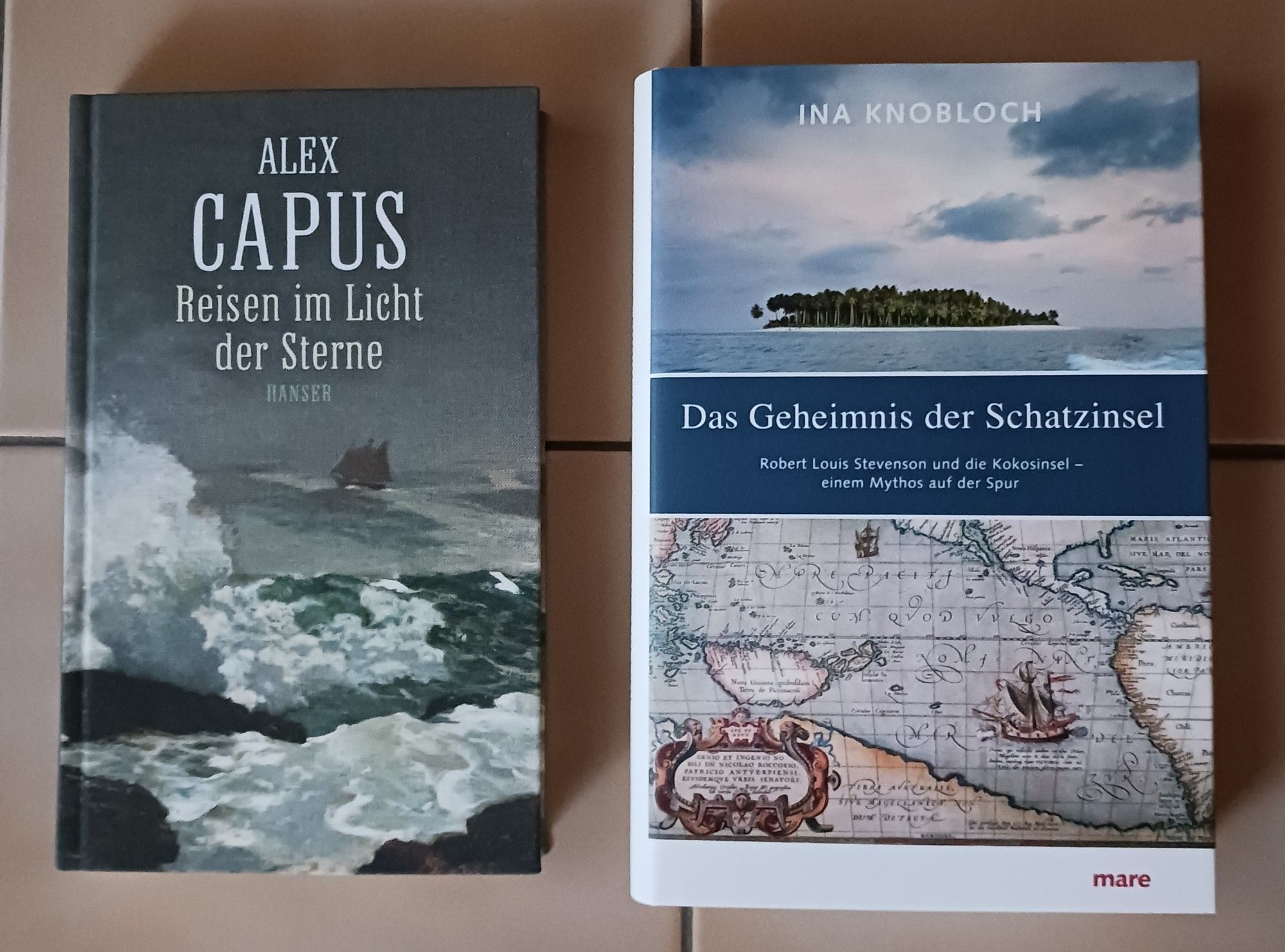 "Reisen im Licht der Sterne" von Alex Capus und "Das Geheimnis der Schatzinsel" von Ina Knobloch