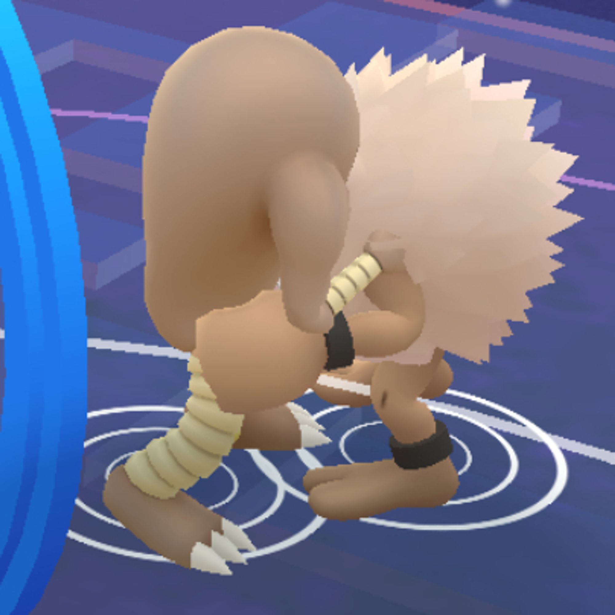 Printscreen de pokémon go em que um hitmonlee e um primeape parecem estar abraçados um de frente para o outro