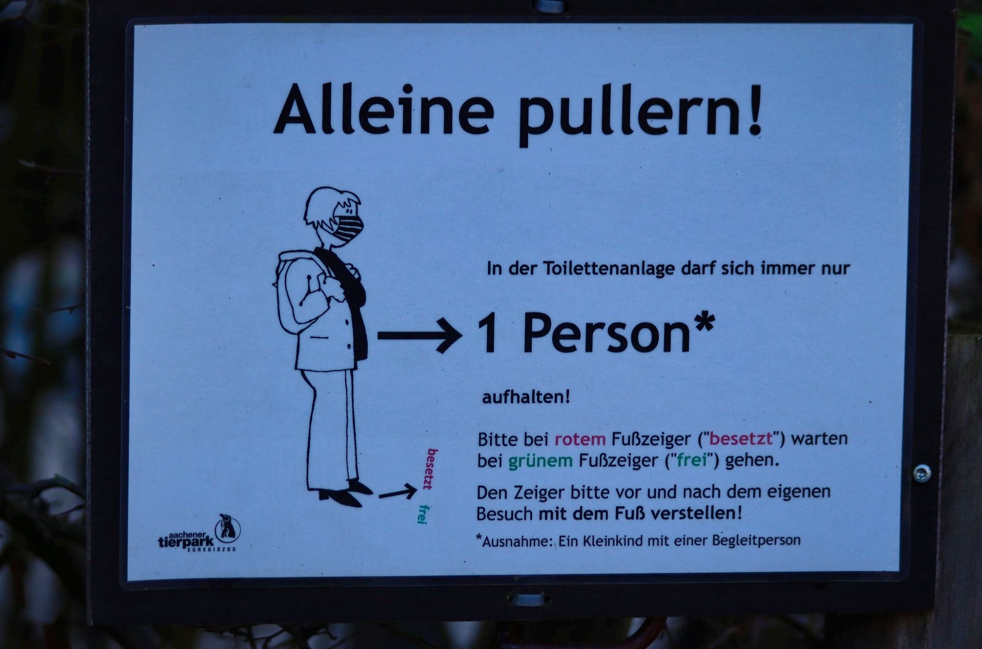 Schild am Toiletteneingang. Eine Zeichnung einer Frau mit der der Überschrift: Alleine pullern!