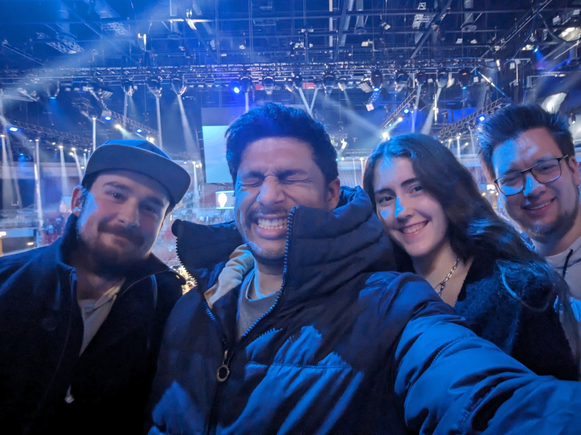 Man sieht Sebkad, Paarzi & Joulz und keine Wenigkeit wie wir von der Tribüne ein Foto machen und im Hintergrund den Boxring haben.