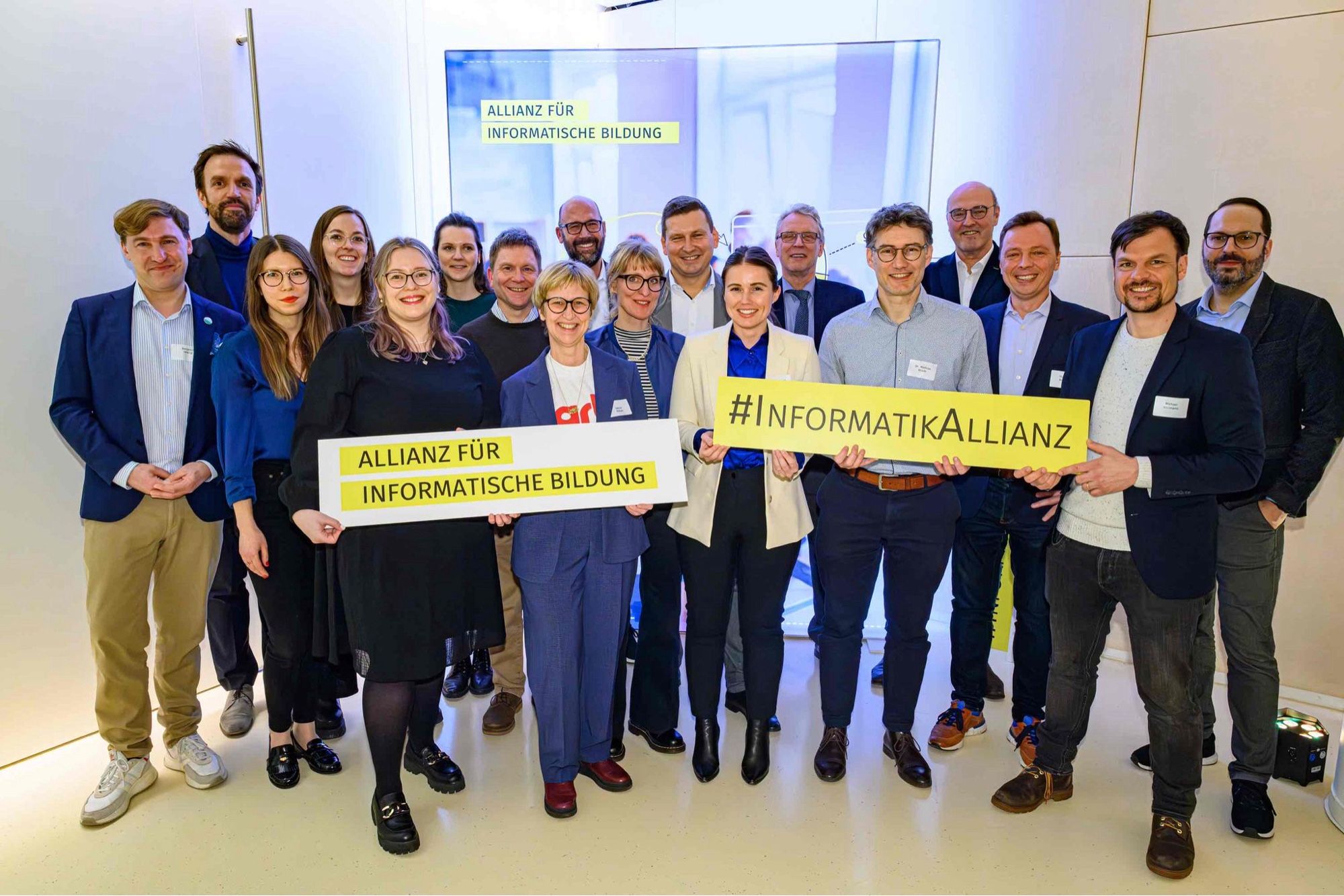 Die Mitglieder der Allianz für informatische Bildung feiern in Berlin den Start der Initiative.